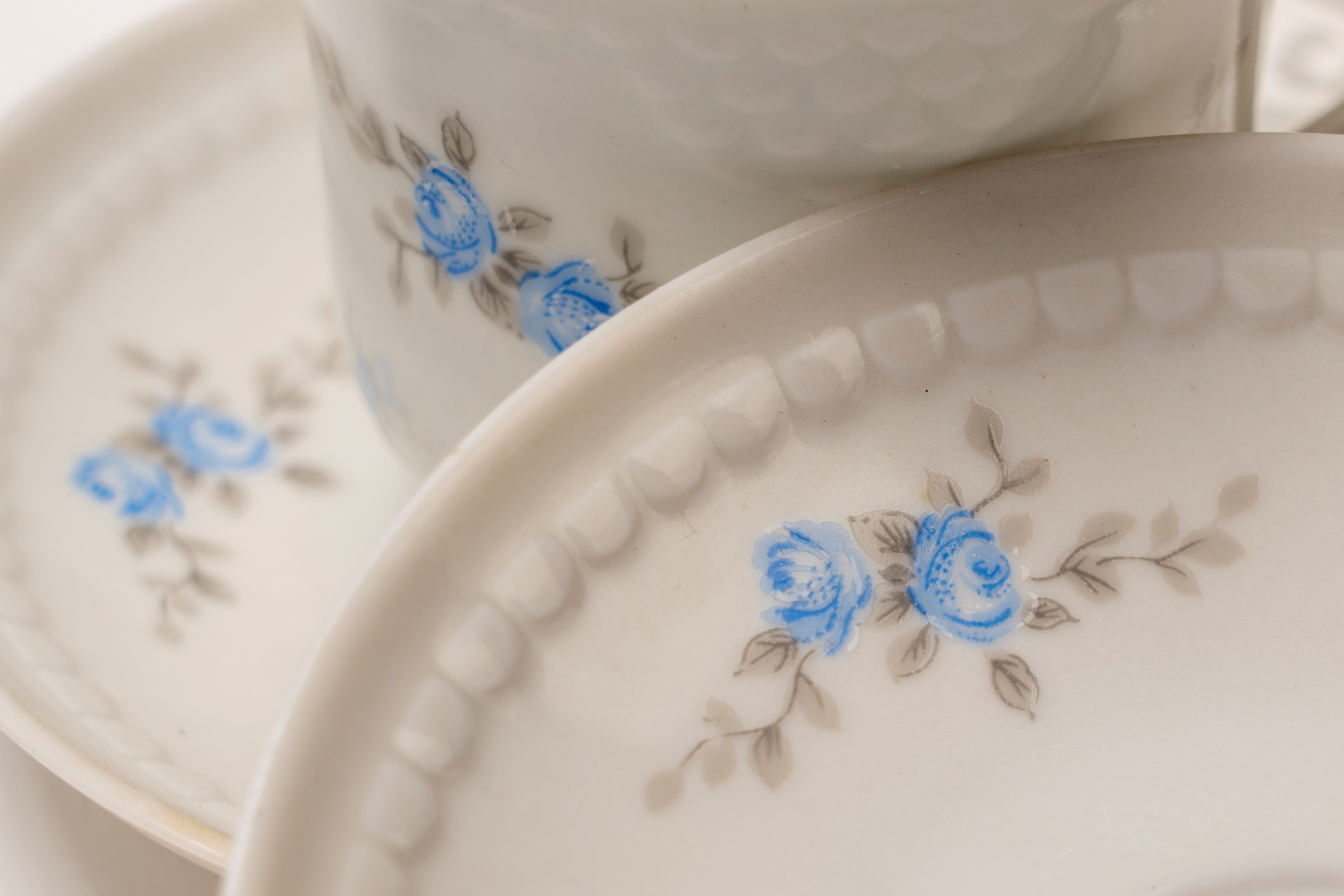 Servizio da caffè con tazzine e accessori, decorazione floreale a rose blu (Colditz, Germania Est...