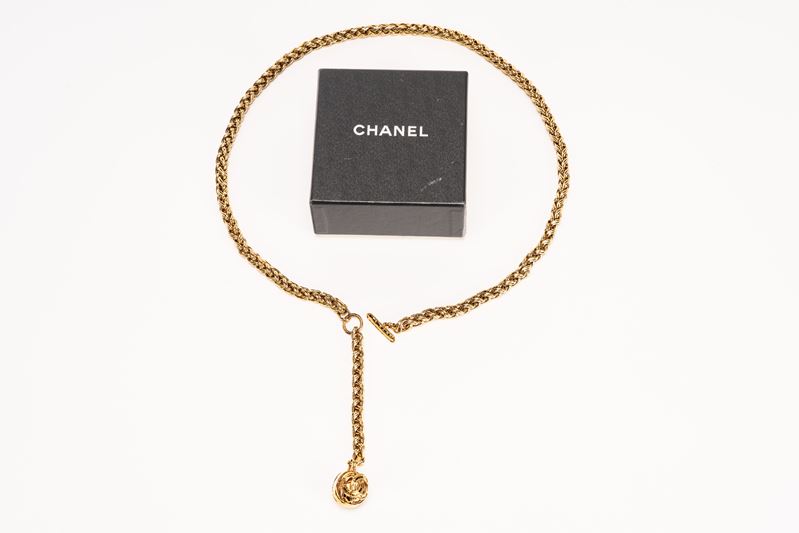 Chanel - Cintura in metallo dorato con pendente a sfera con logo