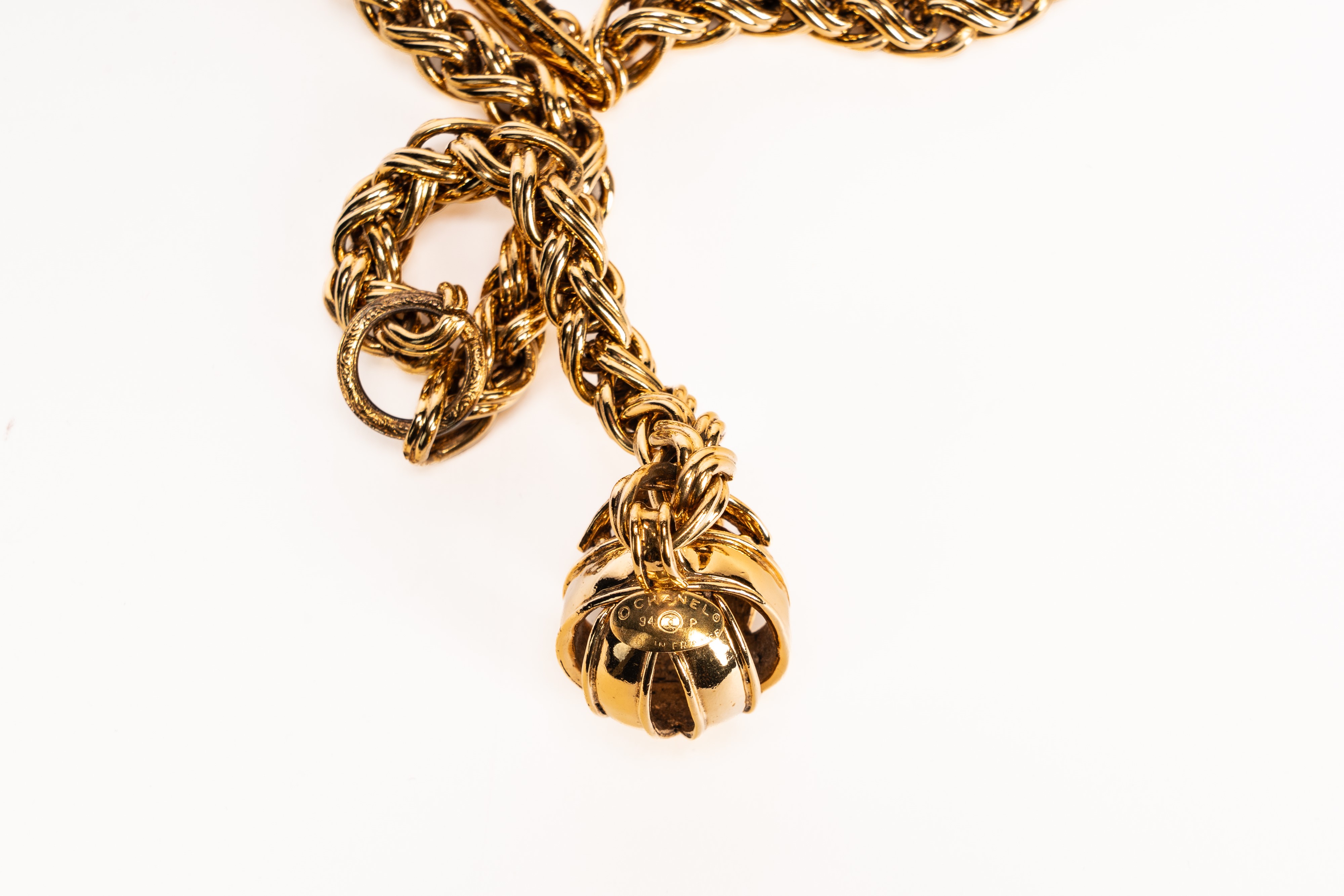Chanel - Cintura in metallo dorato con pendente a sfera con logo