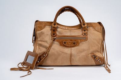 Borsa City, in pelle di cavallino nocciola con tracolla staccabile e dettagli in metallo