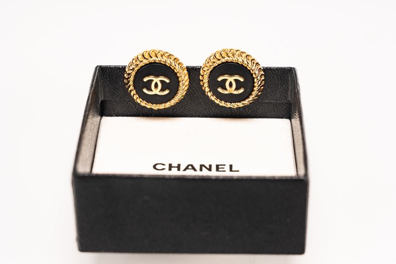 Chanel - Orecchini con clip a lobo, metallo dorato e paste vitree nere