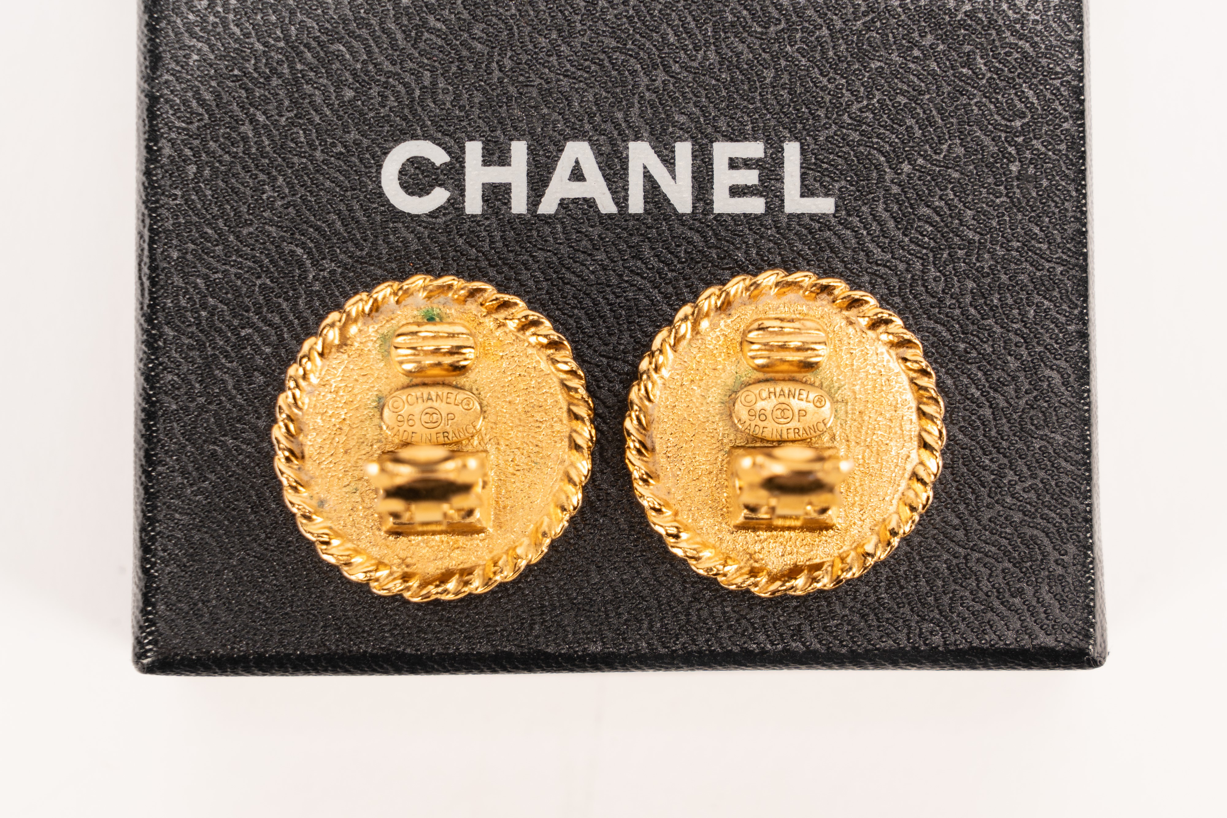 Chanel - Orecchini con clip a lobo, metallo dorato e paste vitree nere