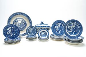 Servizio da tavola in ceramica bianca e blu di gusto orientalista. Inghilterra, manifattura Sewell