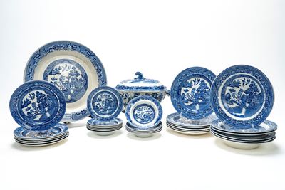Sewell, Servizio da tavola orientalista in ceramica bianca e blu