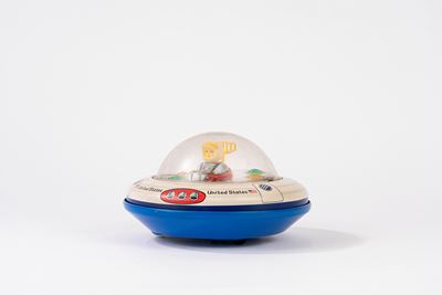 Disco volante, giocattolo in latta e plastica con movimento a batteria (anni 1960)