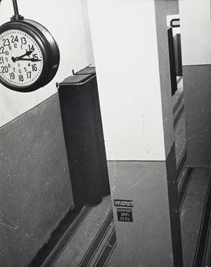 Int&eacute;rieur d'un bureau et horloge