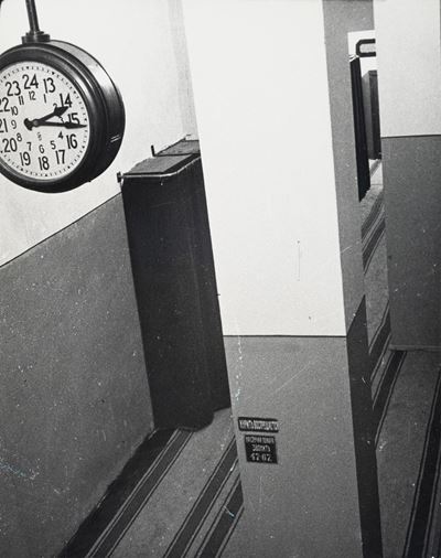 Interno di ufficio con scrivania e orologio