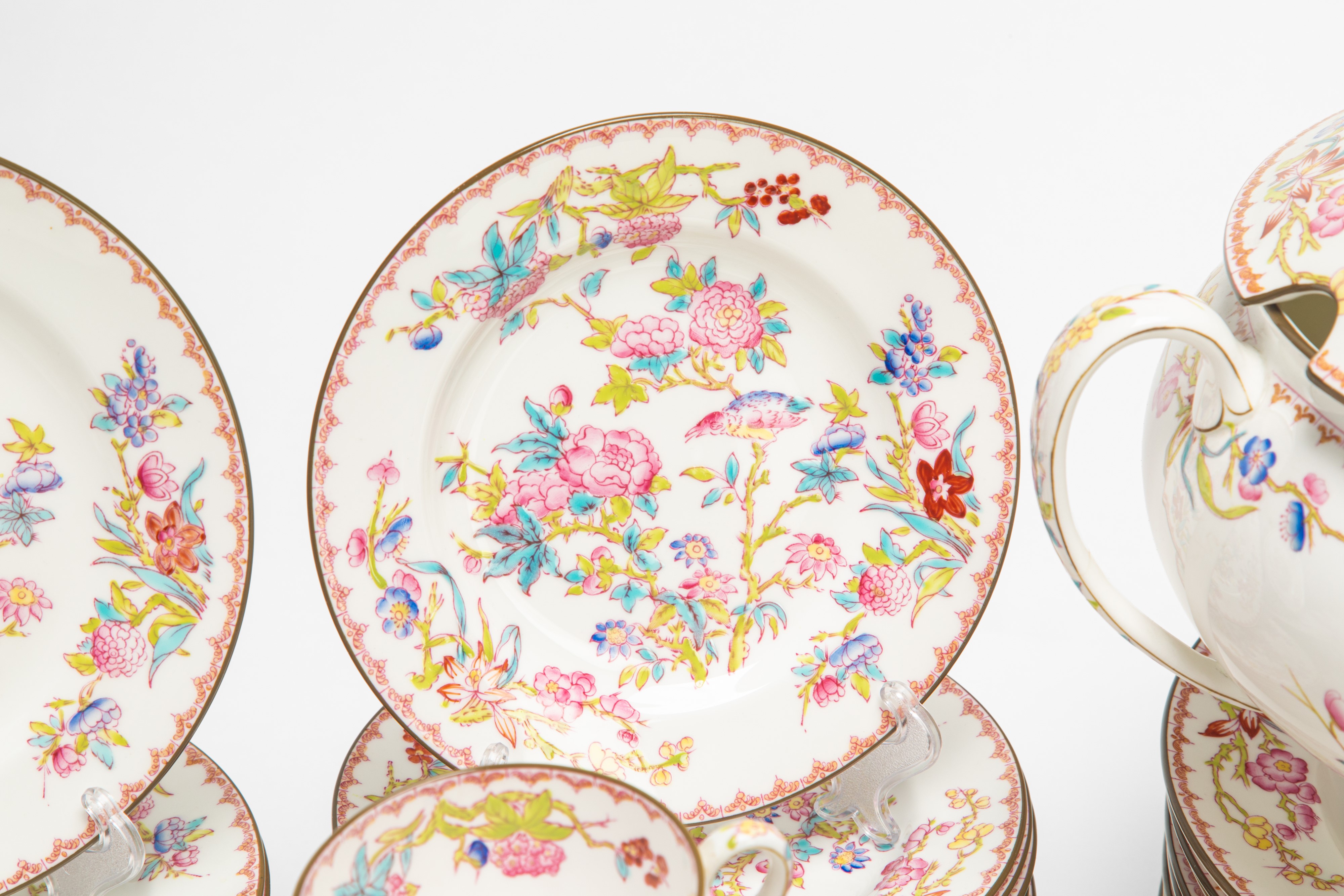 Servizio da Tavola in Porcellana Policroma. Manifattura di Minton, Inghilterra