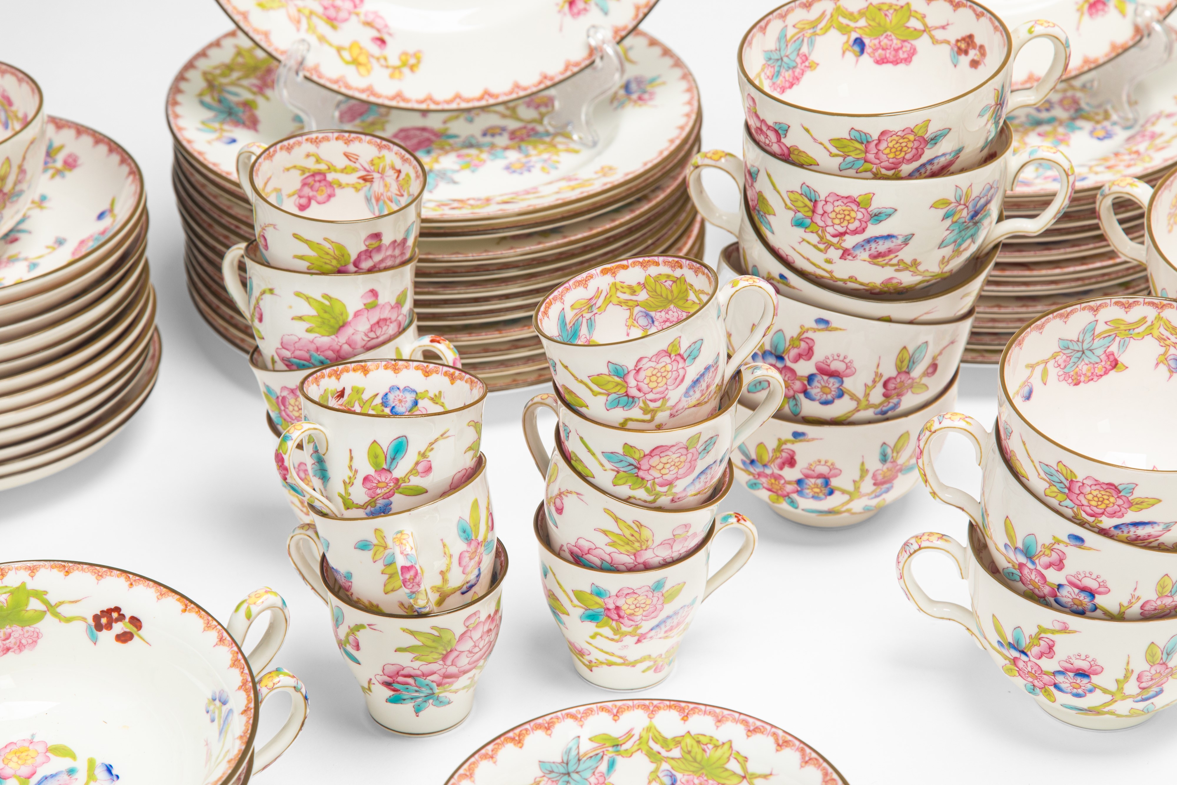Servizio da Tavola in Porcellana Policroma. Manifattura di Minton, Inghilterra