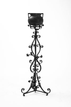 Portavaso tripode in ferro battuto. Con vaso biansato. fine secolo XIX