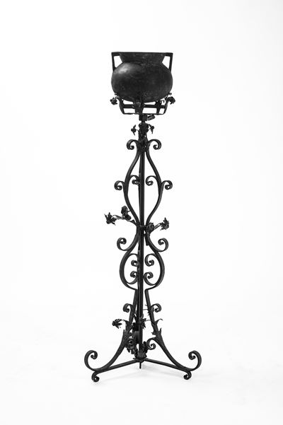 Portavaso tripode in ferro battuto con vaso biansato, fine XIX secolo