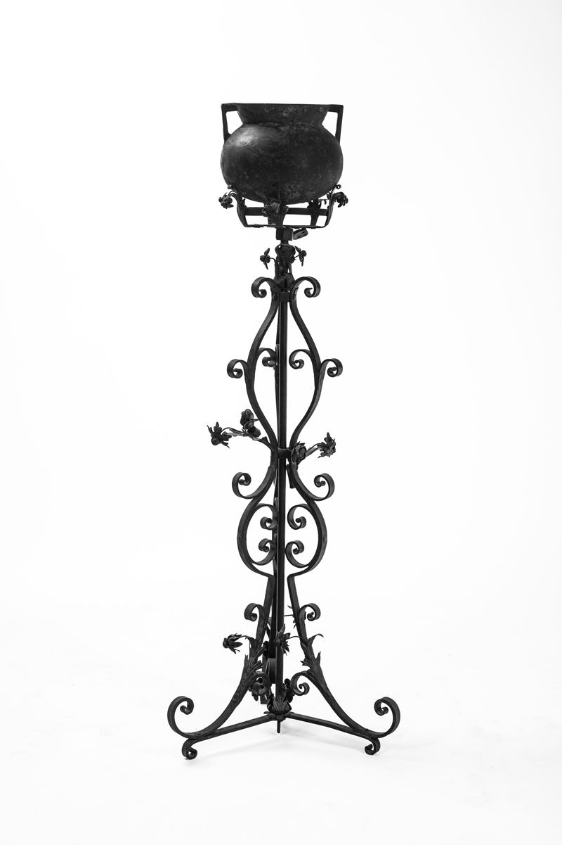 Portavaso tripode in ferro battuto con vaso biansato, fine XIX secolo