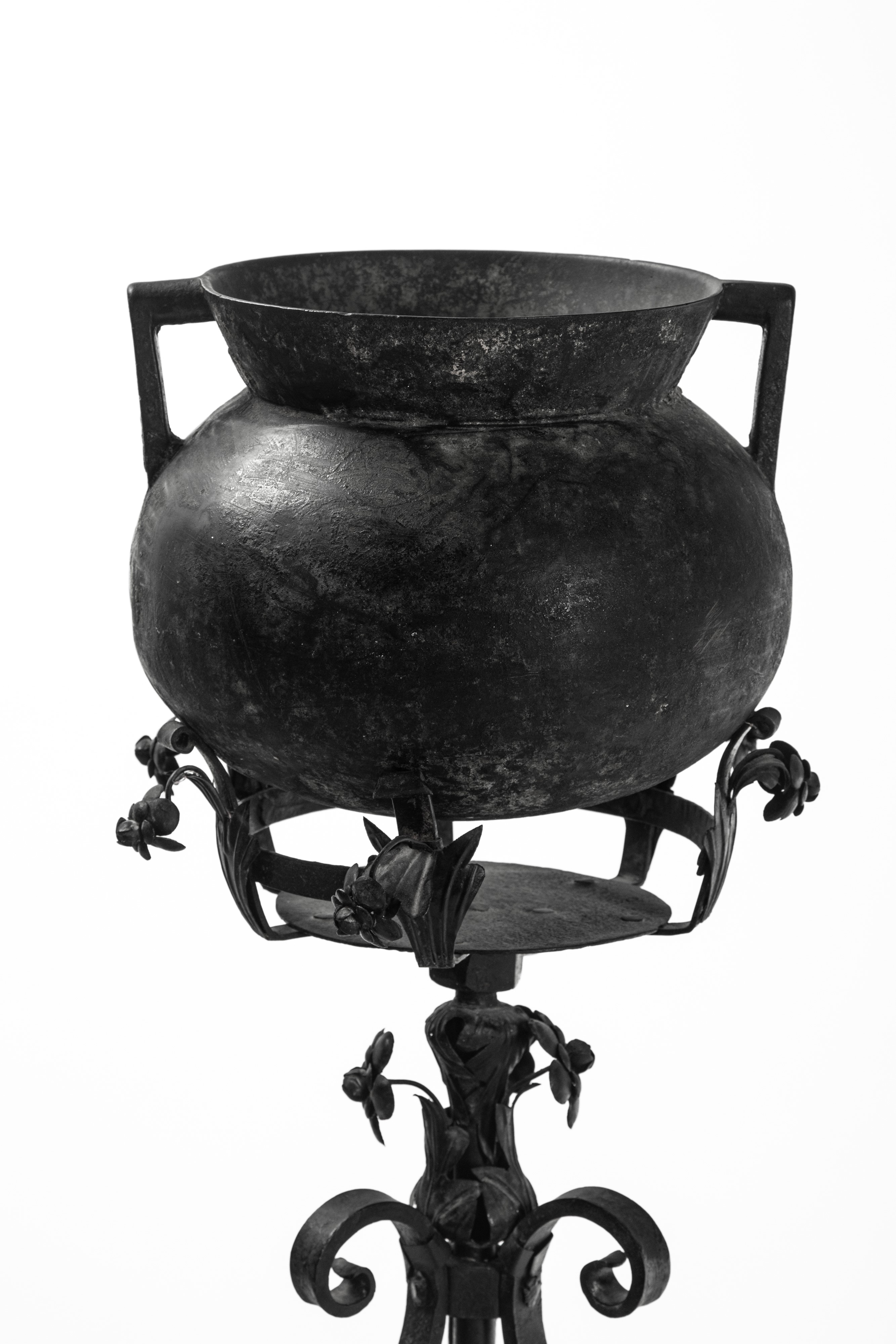 Portavaso tripode in ferro battuto con vaso biansato, fine XIX secolo