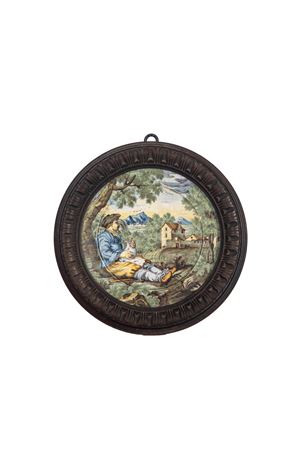 Piatto istoriato in maiolica policroma. Castelli, secolo XVIII
