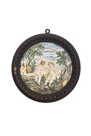 Piattello in maiolica policroma istoriata. Castelli, secolo XVIII.