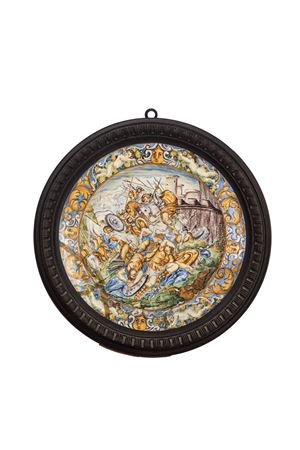 Piatto in maiolica policroma istoriata con scena di battaglia. Ambito della bottega Grue, secolo XVIII. 