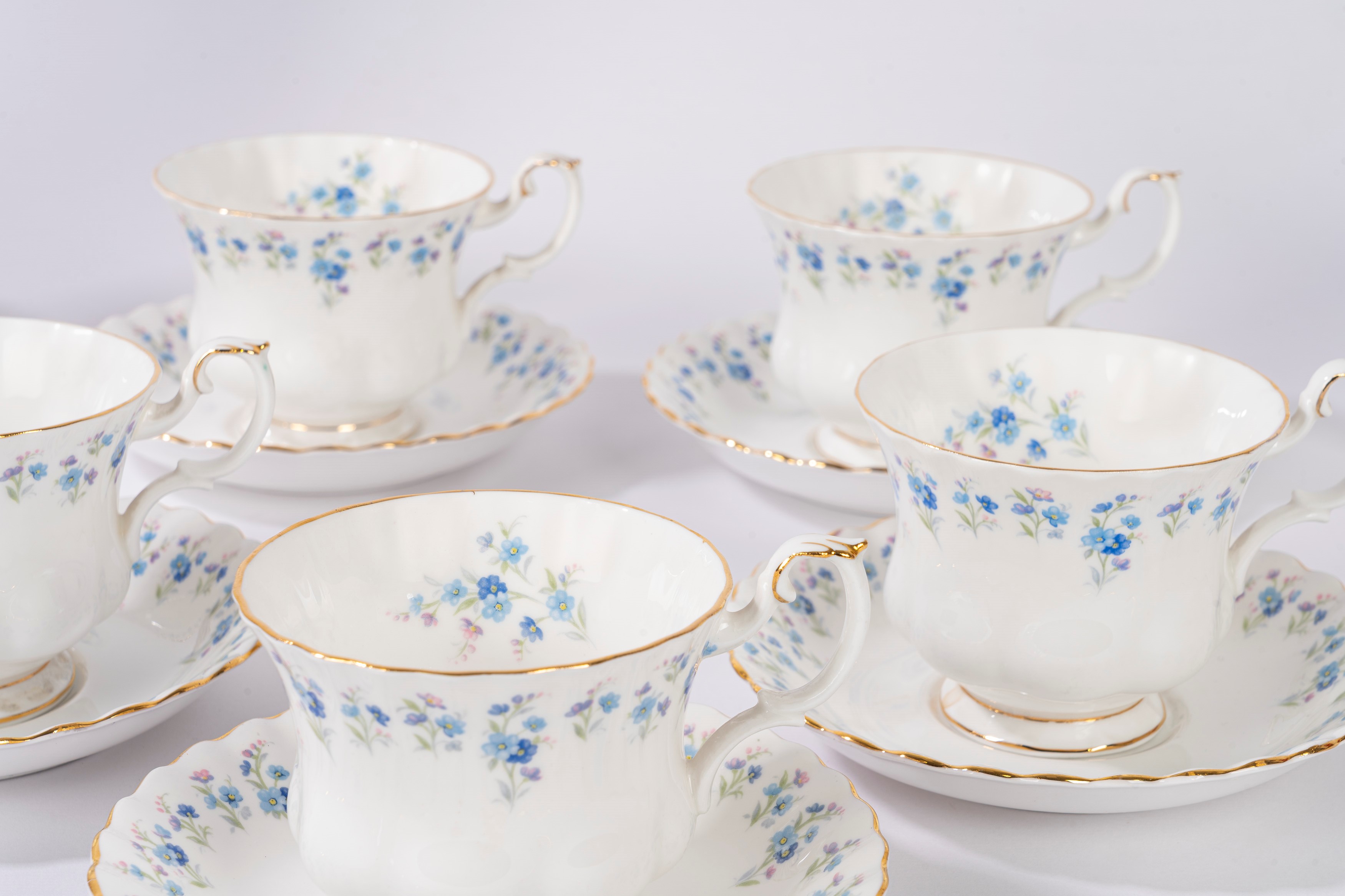 Royal Albert Memory Lane, Servizio da tè in porcellana bianca decorata con non-ti-scordar-di-me (...