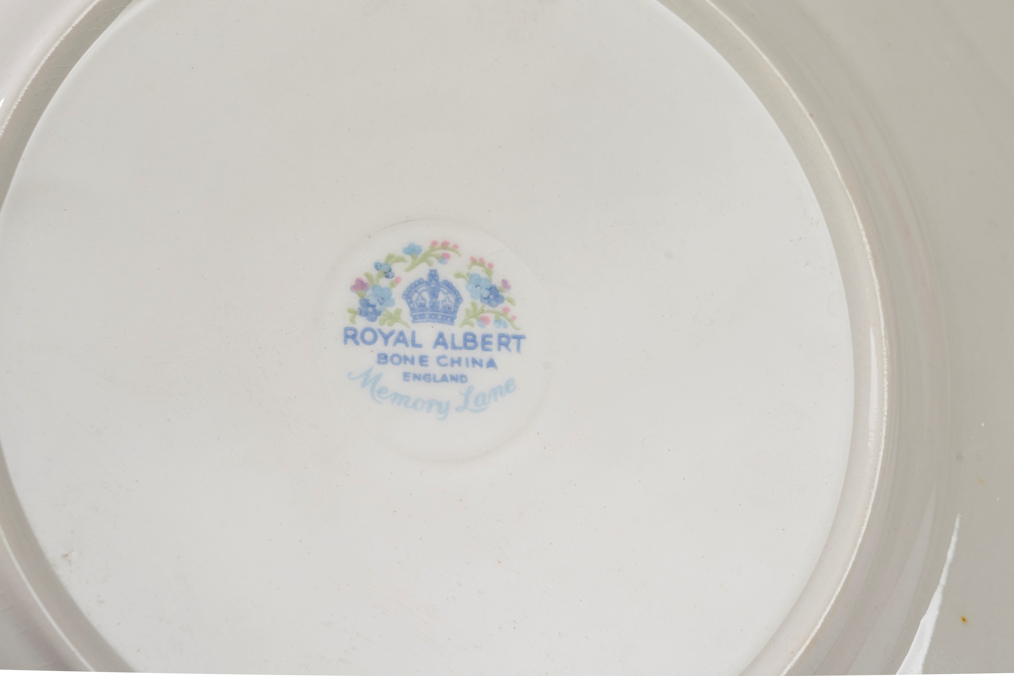 Royal Albert Memory Lane, Servizio da tè in porcellana bianca decorata con non-ti-scordar-di-me (...