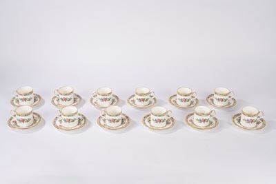 Coalport, Dodici tazzine da caffè con piattino, porcellana policroma modello Ming Rose