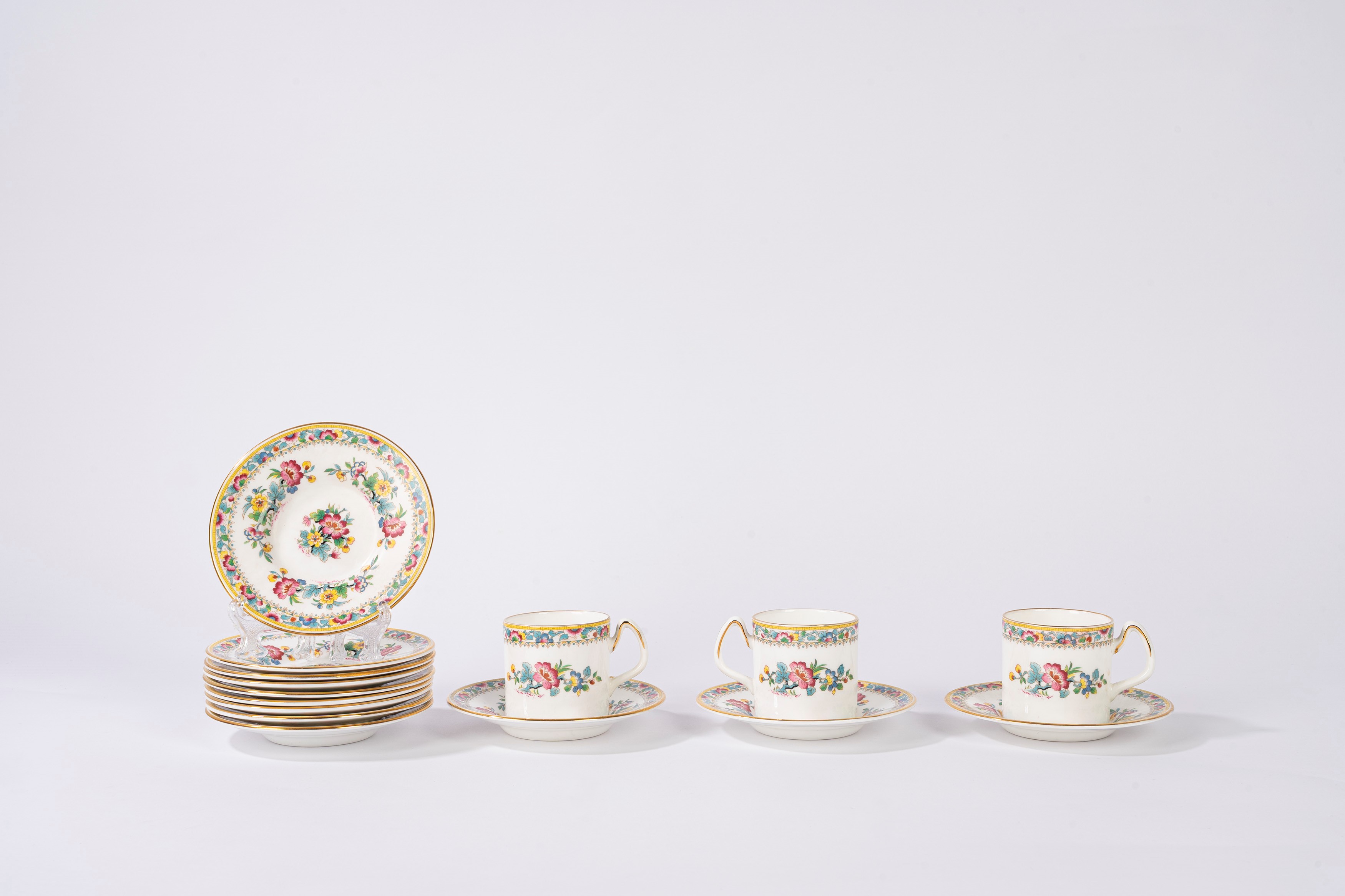 Coalport, Dodici tazzine da caffè con piattino, porcellana policroma modello Ming Rose