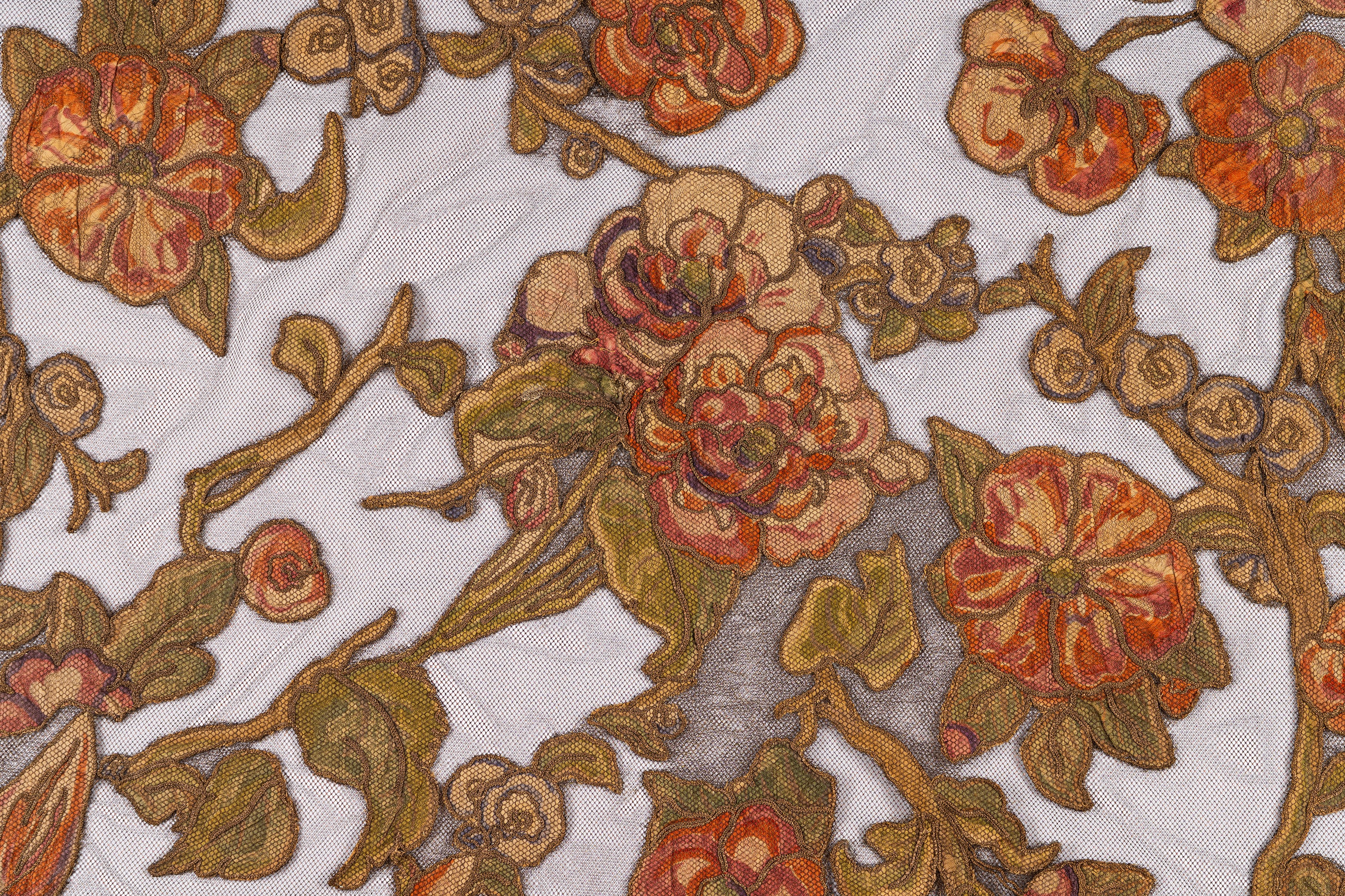 Copritavolo veneziano, peonie e tulipani, con frange e nappe in filo dorato