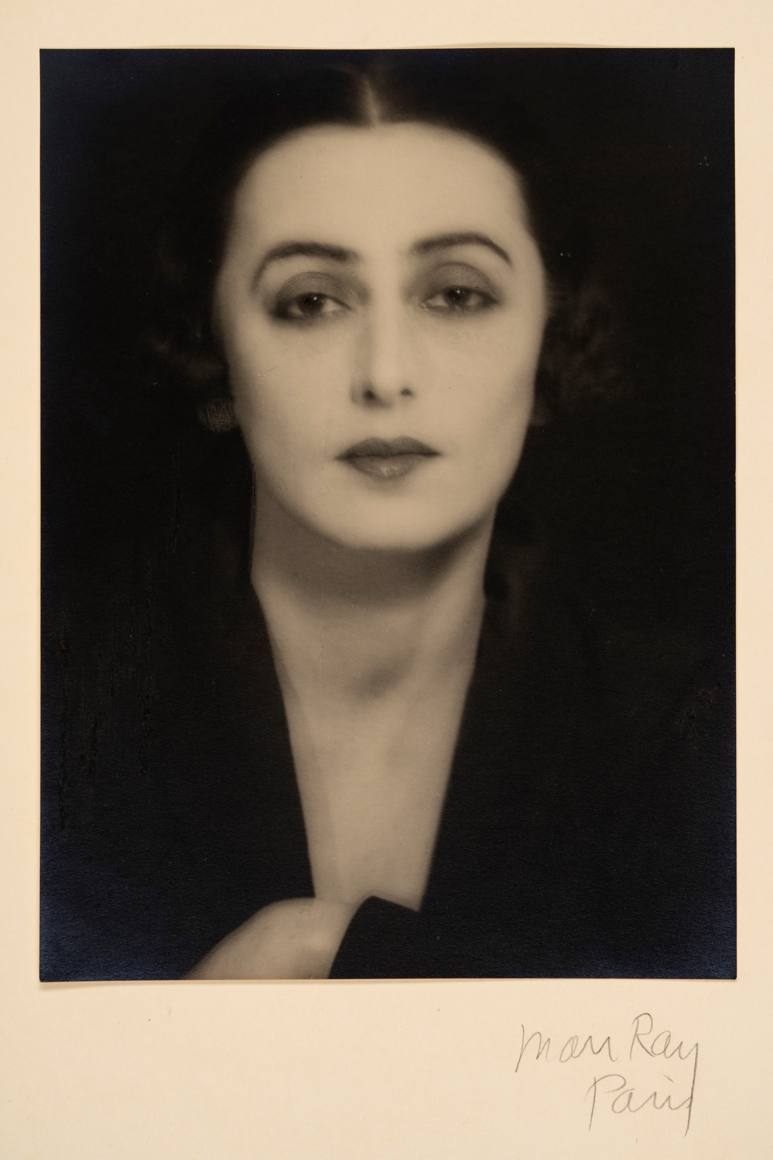Man Ray - Ritratto di Nimet Eloui Bey, stampa vintage alla gelatina ai sali d’argento (anni 1930)