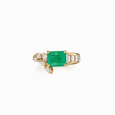 Anello in Smeraldo e Diamanti in Oro Gia