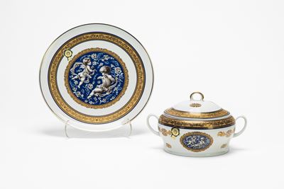 Zuppiera Biansata con Piatto in Porcellana con Profili Blu e Dorati Decorati a Girali di Foglie. ...