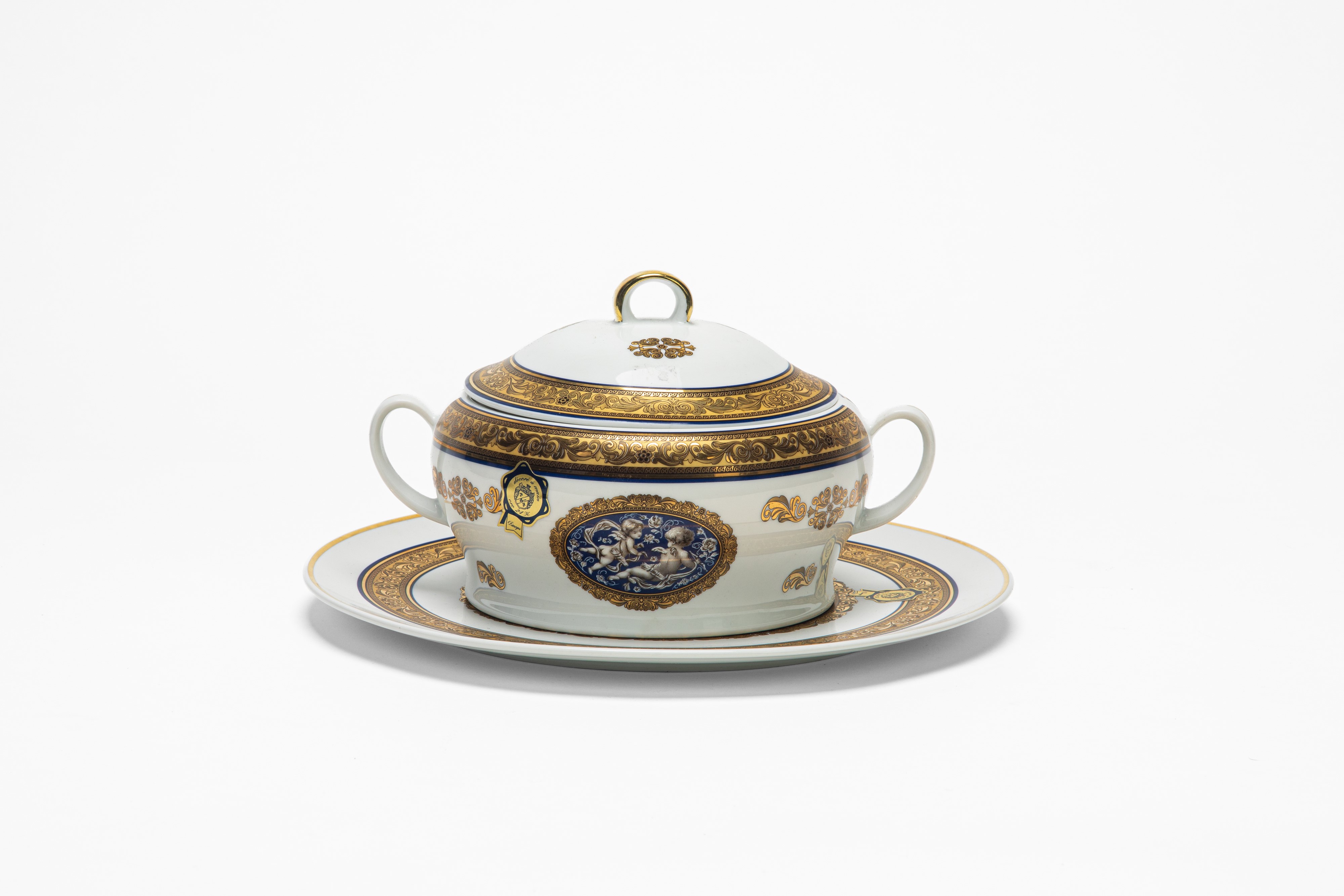 Zuppiera Biansata con Piatto in Porcellana con Profili Blu e Dorati Decorati a Girali di Foglie. ...