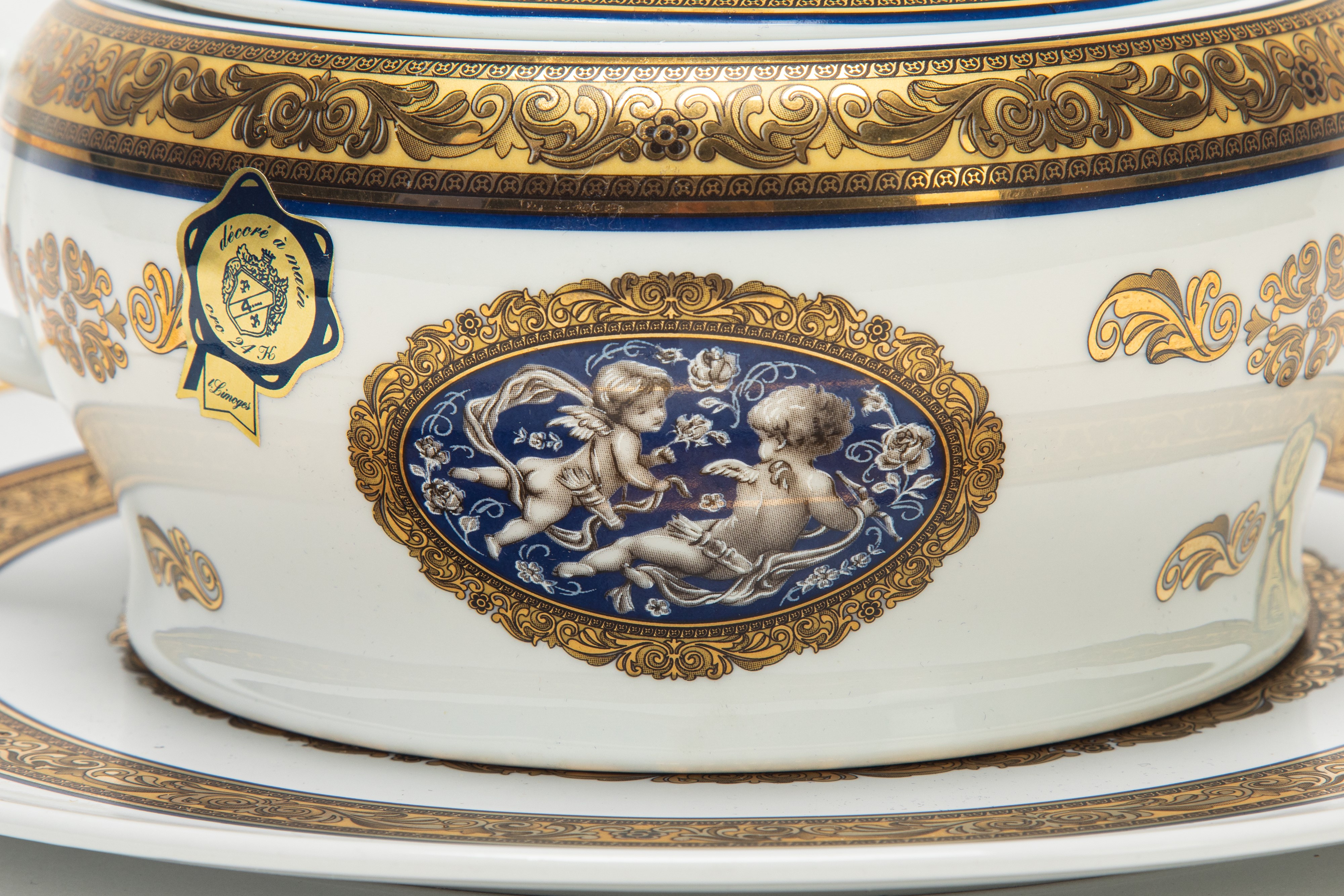 Zuppiera Biansata con Piatto in Porcellana con Profili Blu e Dorati Decorati a Girali di Foglie. ...