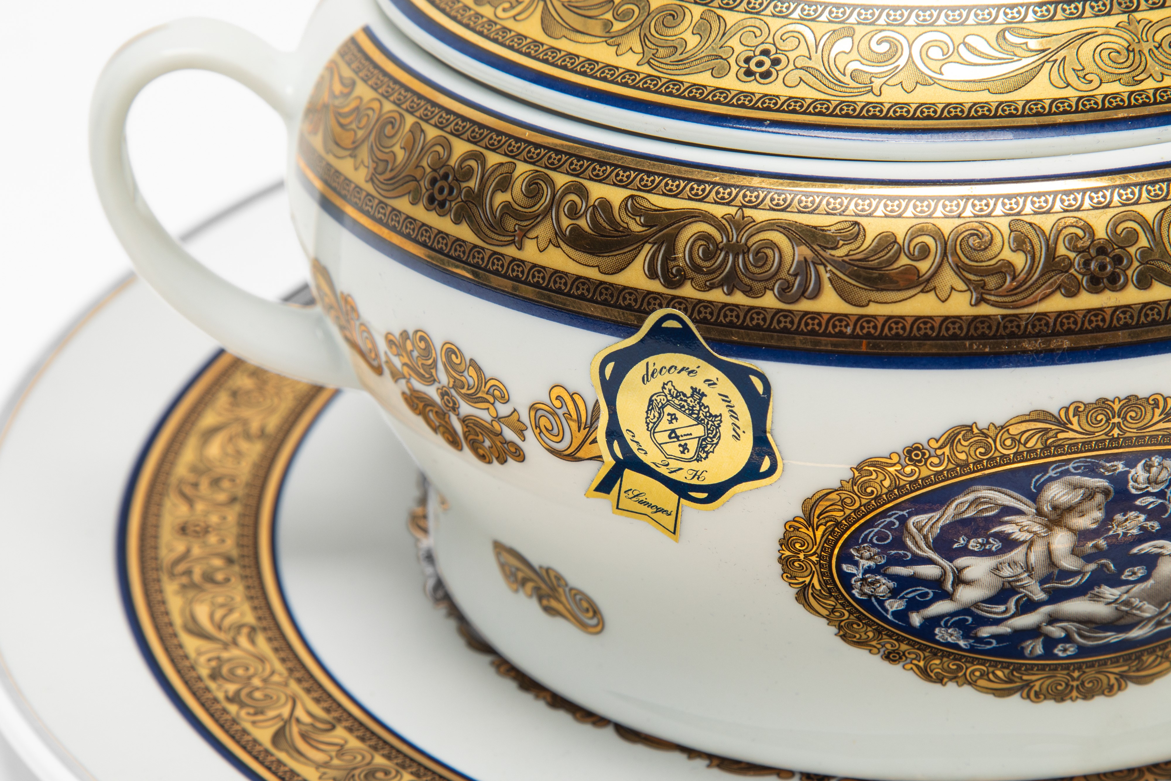 Zuppiera Biansata con Piatto in Porcellana con Profili Blu e Dorati Decorati a Girali di Foglie. ...