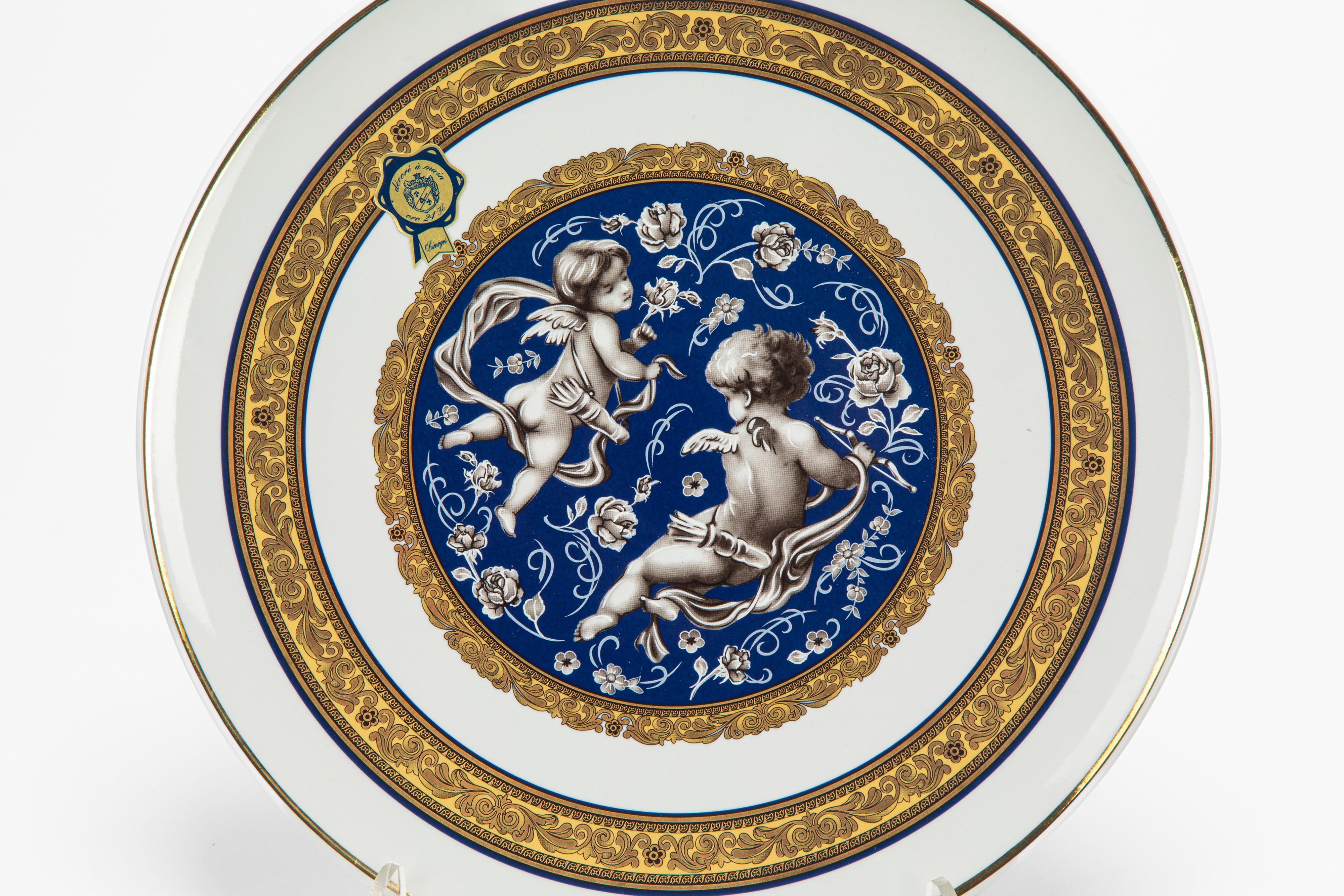 Zuppiera Biansata con Piatto in Porcellana con Profili Blu e Dorati Decorati a Girali di Foglie. ...