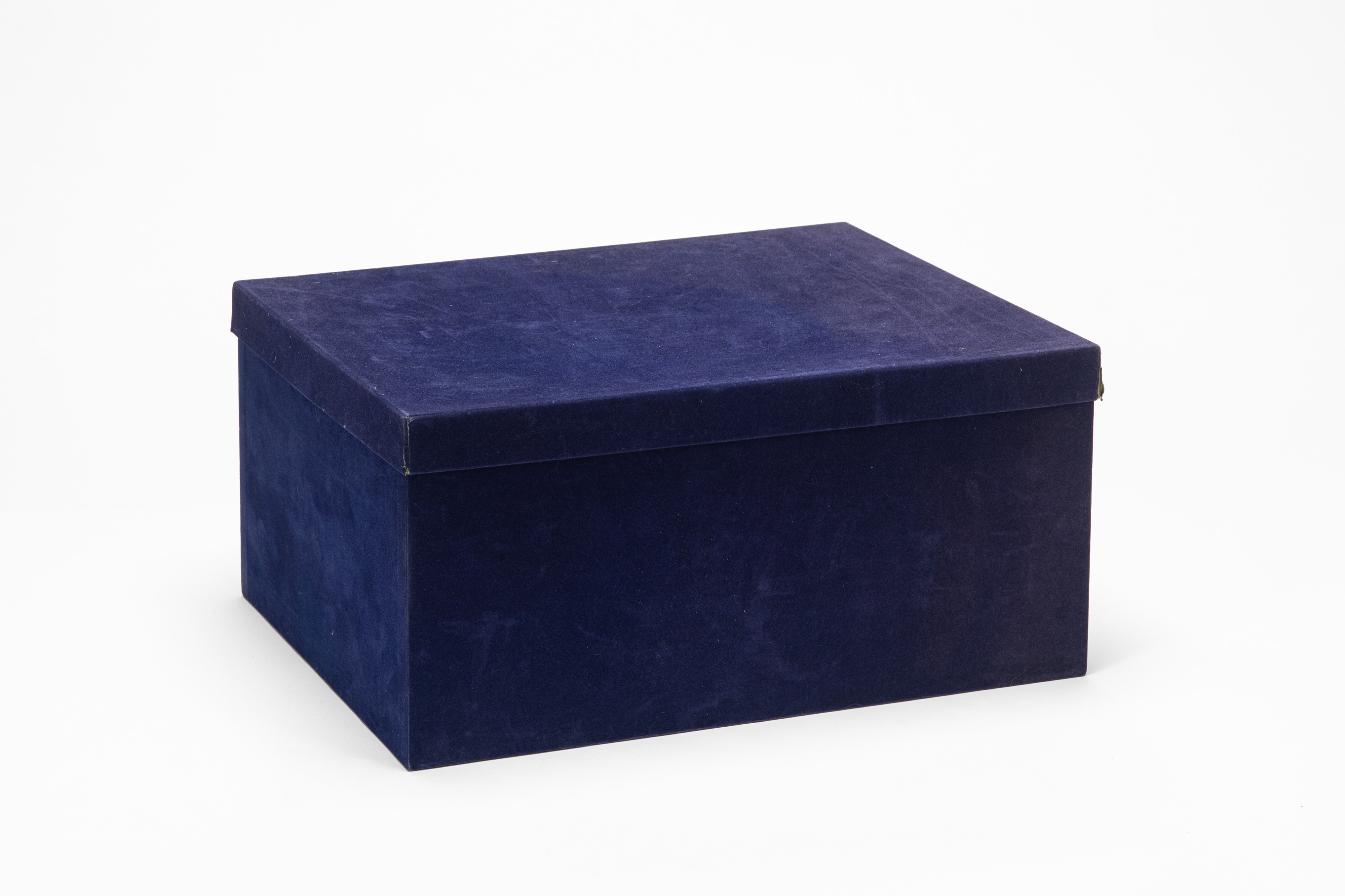 Zuppiera Biansata con Piatto in Porcellana con Profili Blu e Dorati Decorati a Girali di Foglie. ...