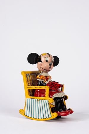 MINNIE su sedia a dondolo