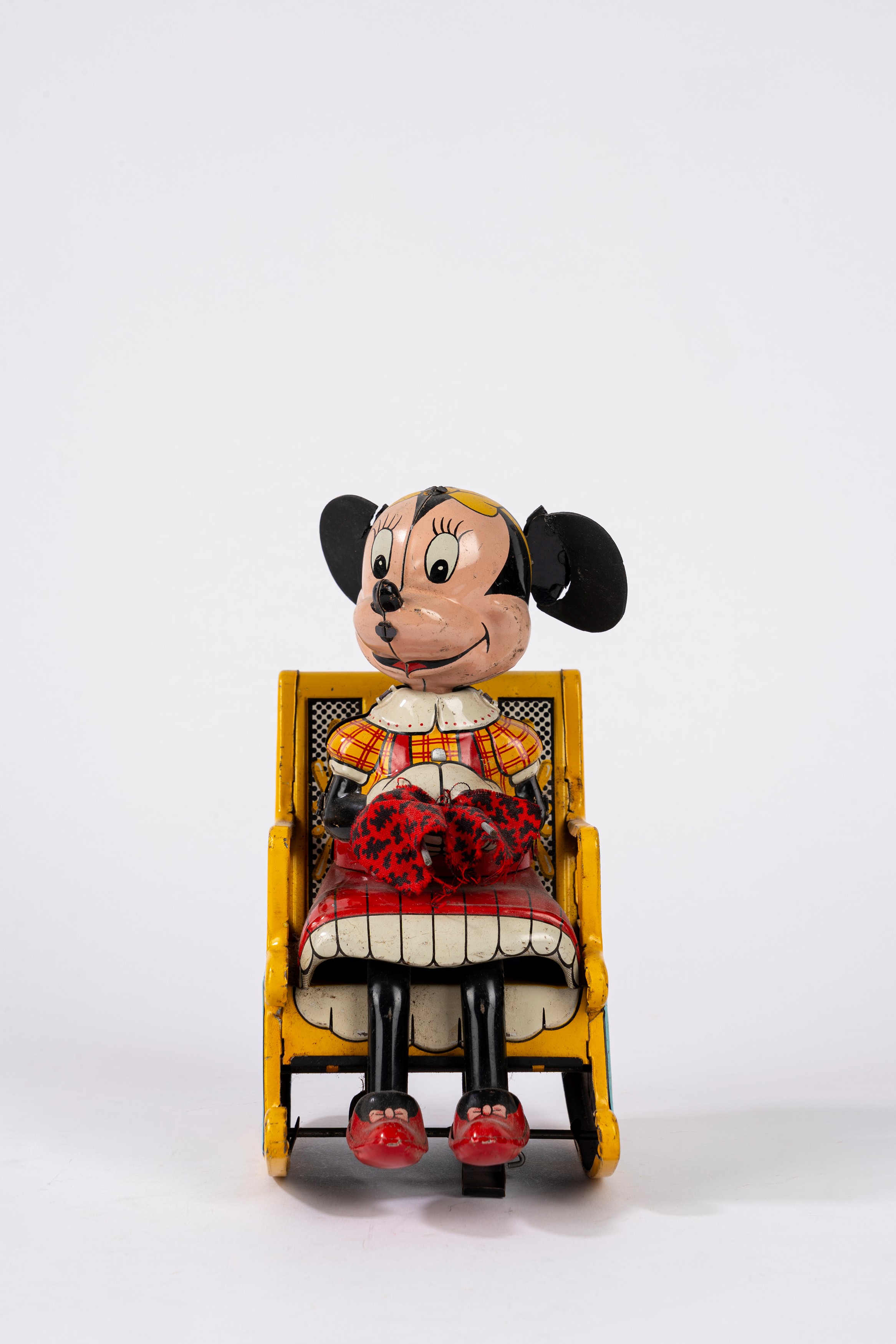 Walt Disney, Minnie su sedia a dondolo, latta litografata con meccanismo a molla (anni 1950)