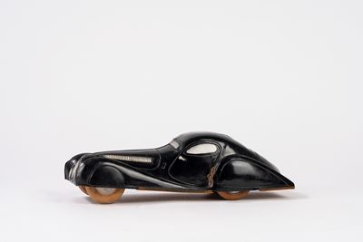 Auto Futuristica in Bachelite