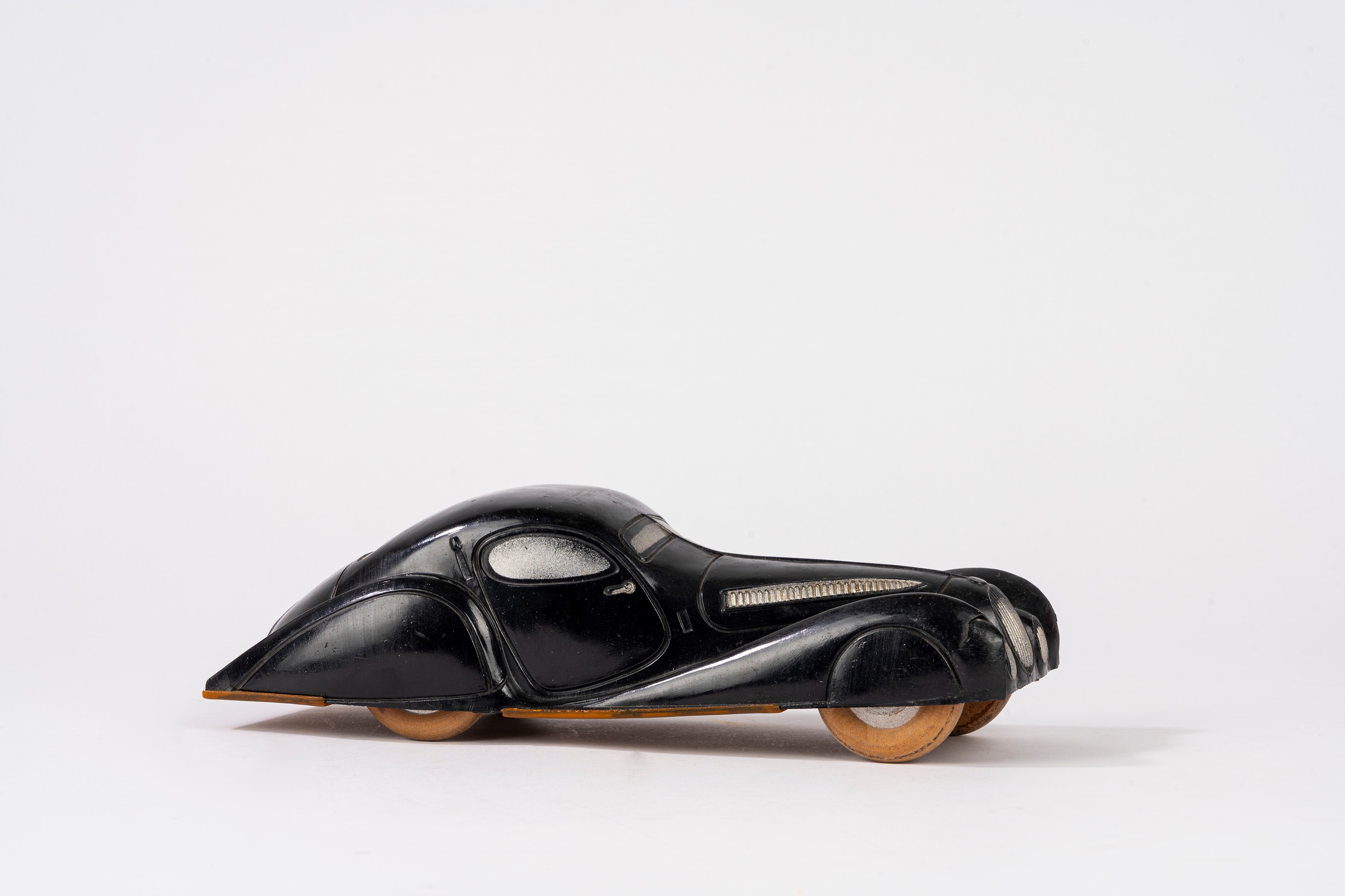 a.n.I. (autore Non Identificato) - Auto Futuristica in Bachelite