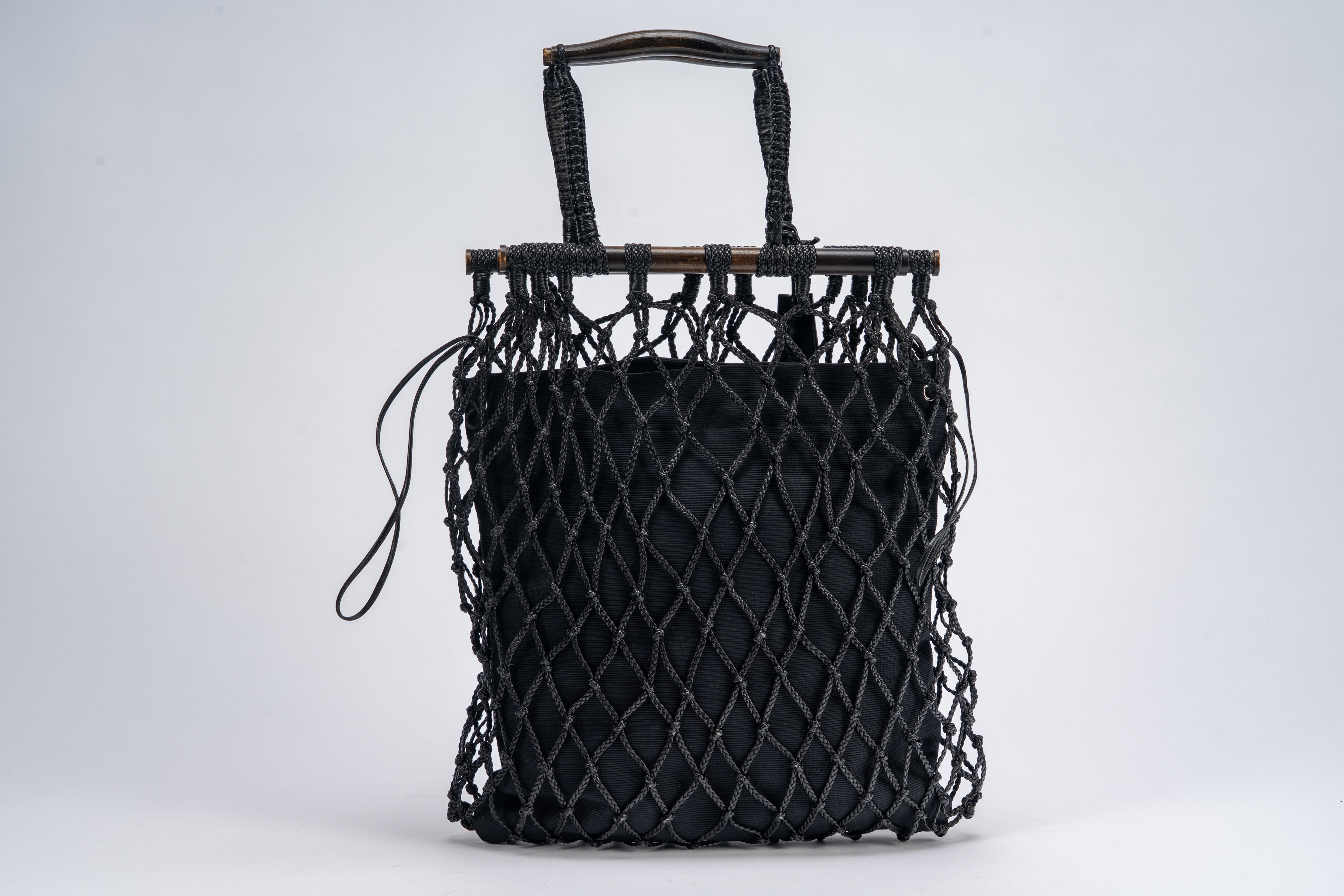 Gucci - Borsa a rete in pelle intrecciata nera con doppi manici in legno