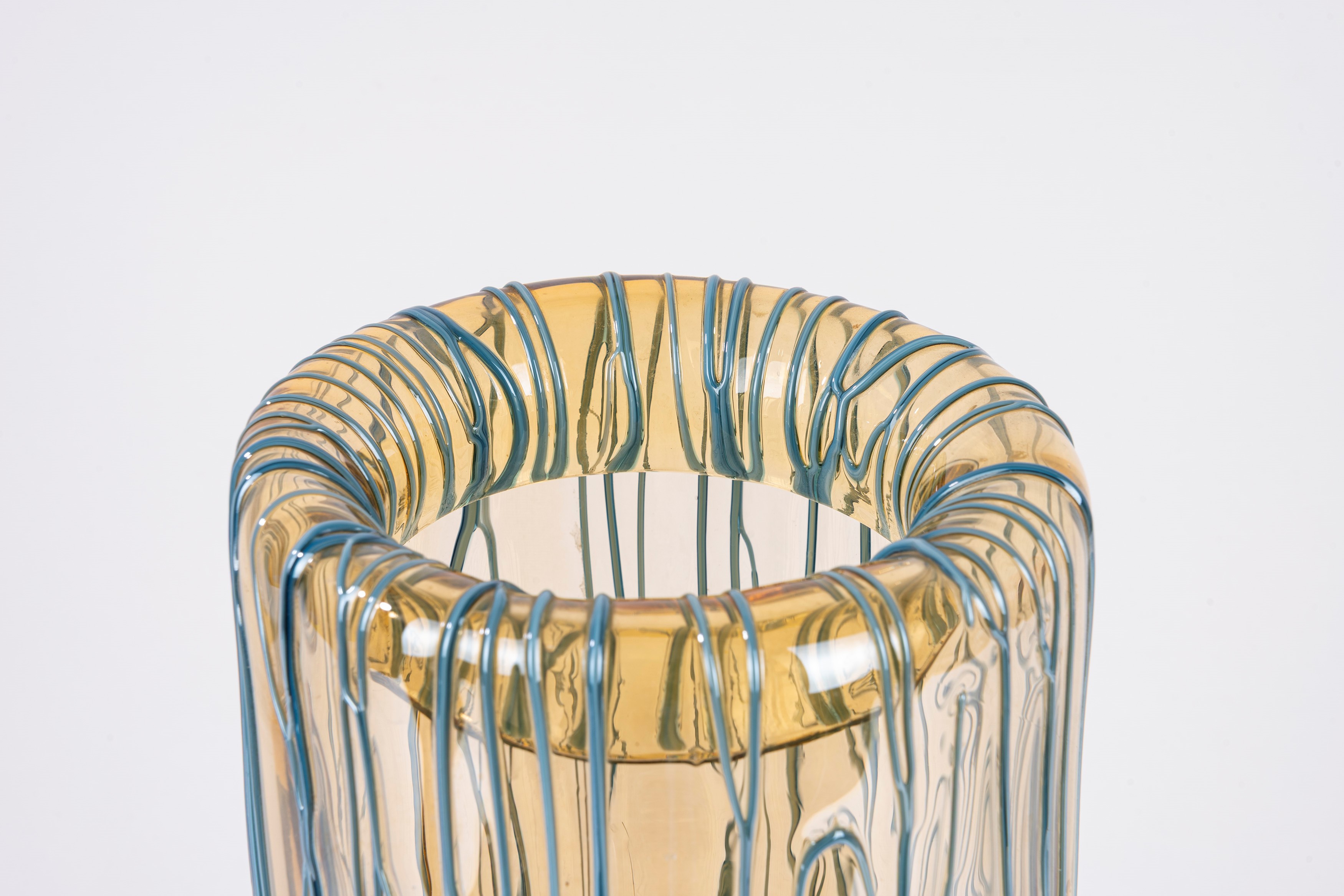 Vaso in vetro di Murano con filamenti azzurri, dimensioni 41 x 16 cm