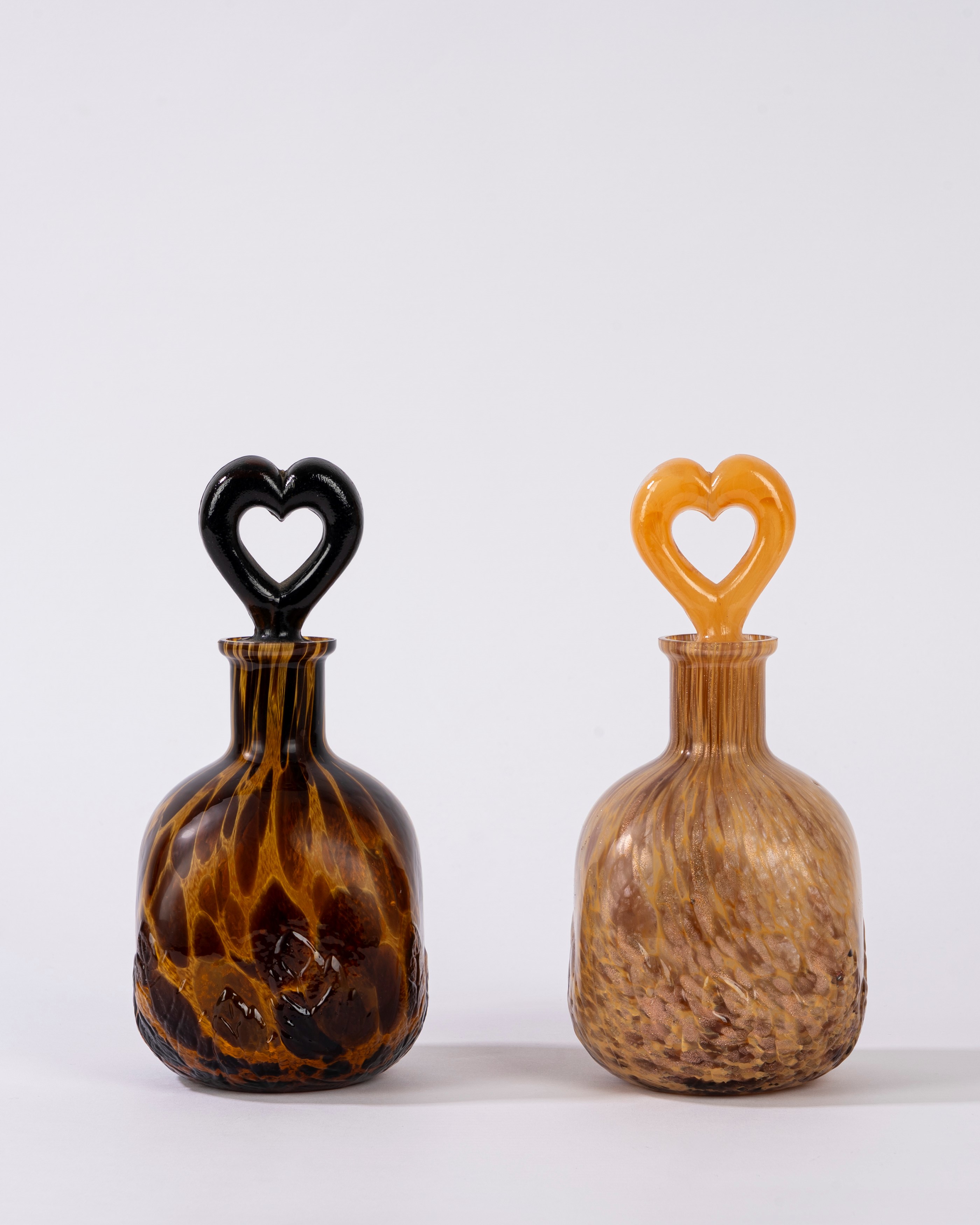 Due bottiglie in vetro di Murano ad avventurina, con tappo a forma di cuore