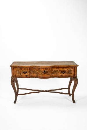 Console da parete lastronata in noce e radica di noce. Veneto, secolo XVIII.