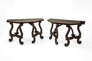 Coppia di tavoli da parete in noce con gambe a lira in stile seicentesco