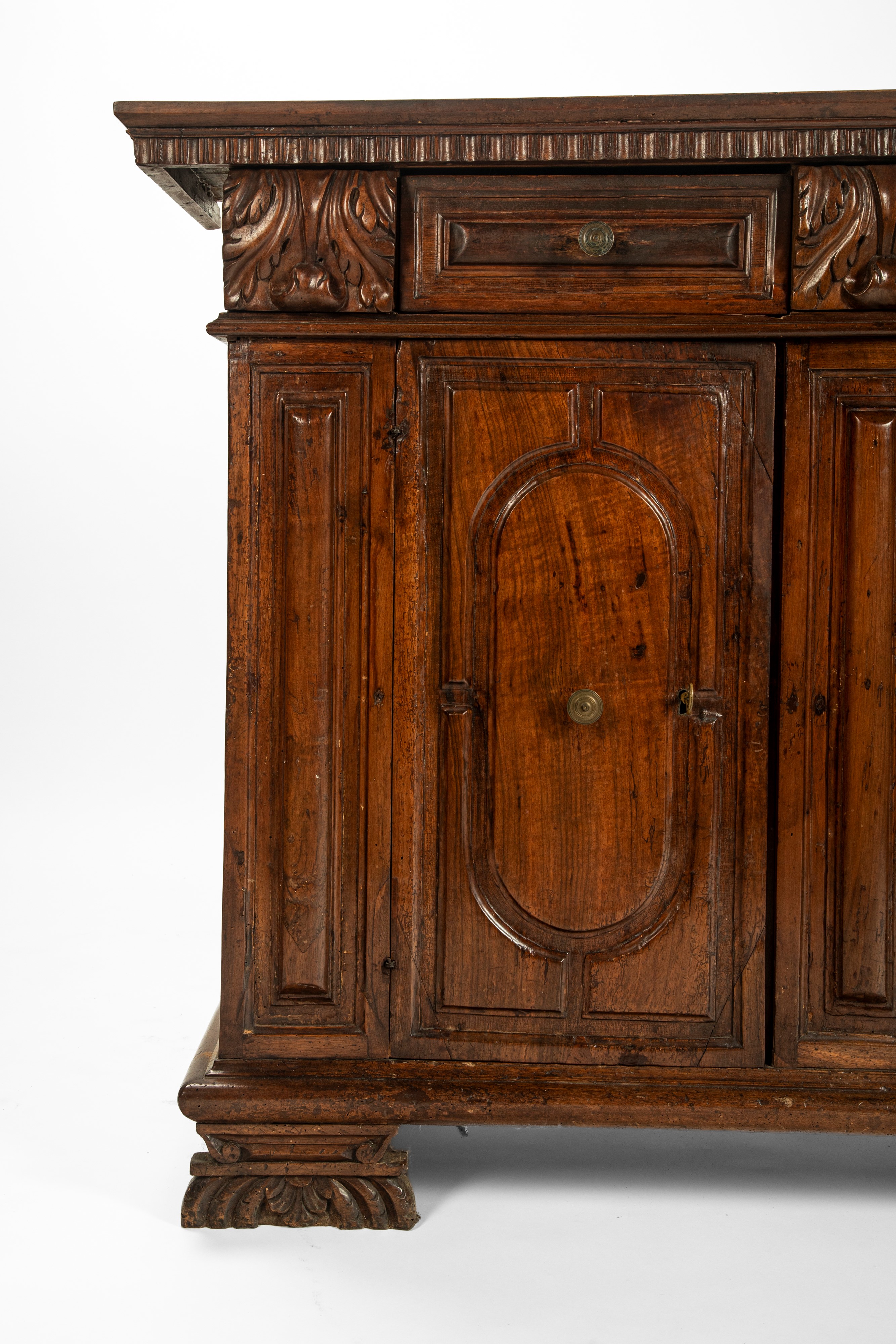 Credenza in noce a due ante e due cassetti pannellati, XVII secolo