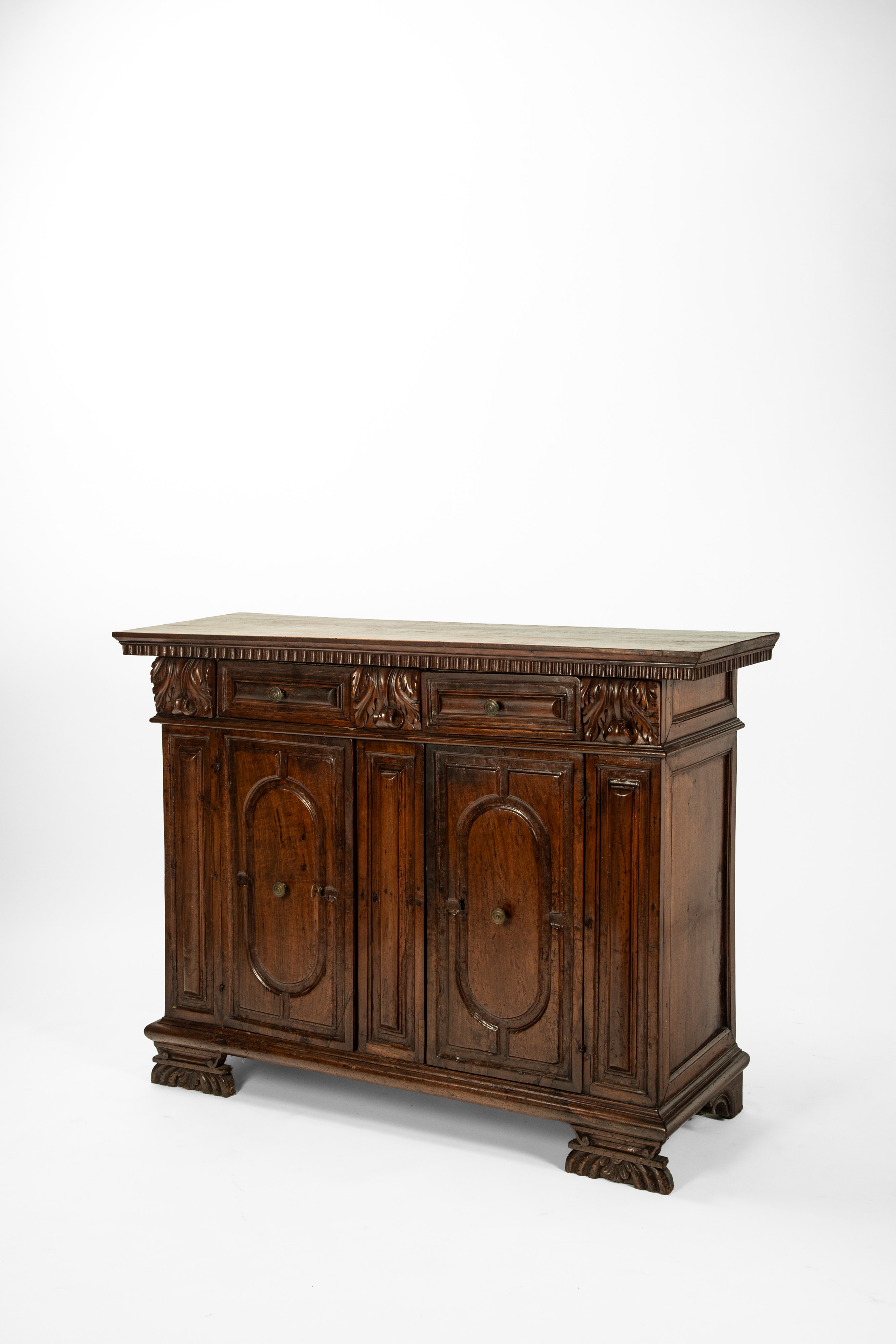 Credenza in noce a due ante e due cassetti pannellati, XVII secolo