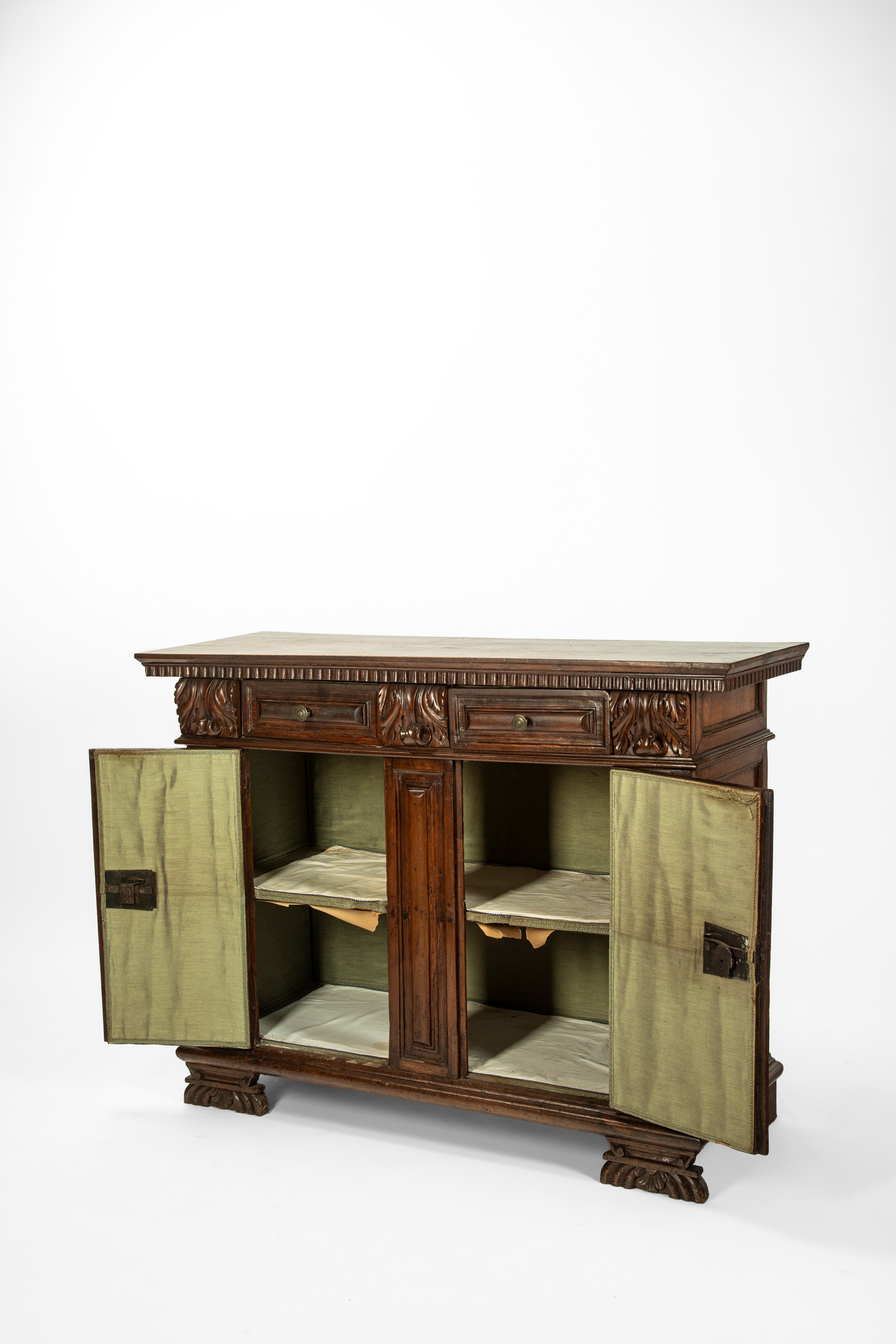 Credenza in noce a due ante e due cassetti pannellati, XVII secolo