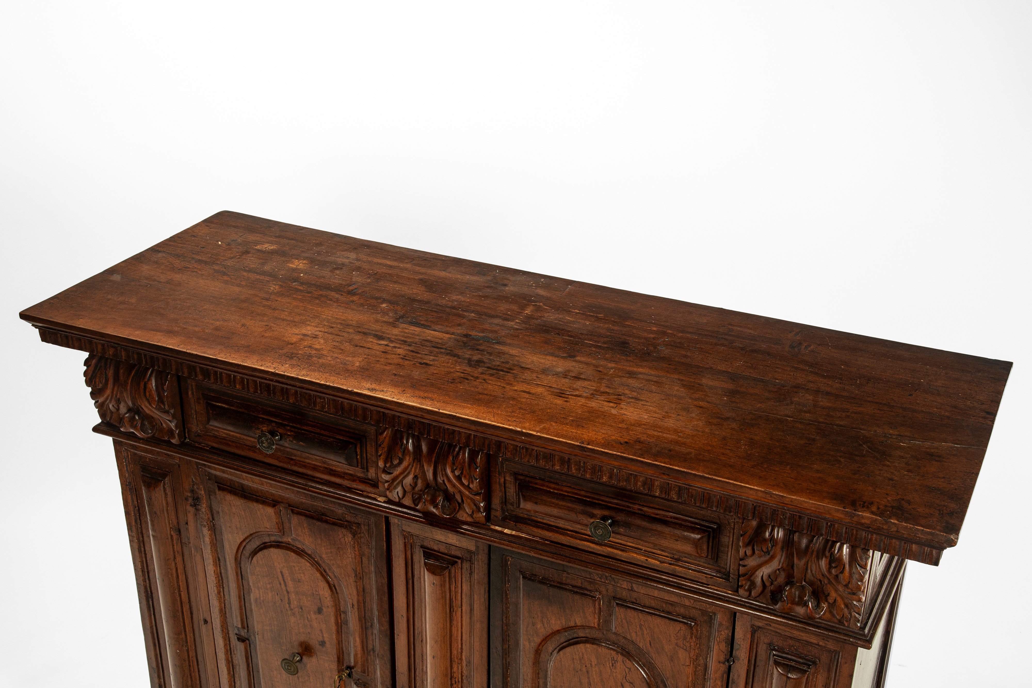 Credenza in noce a due ante e due cassetti pannellati, XVII secolo