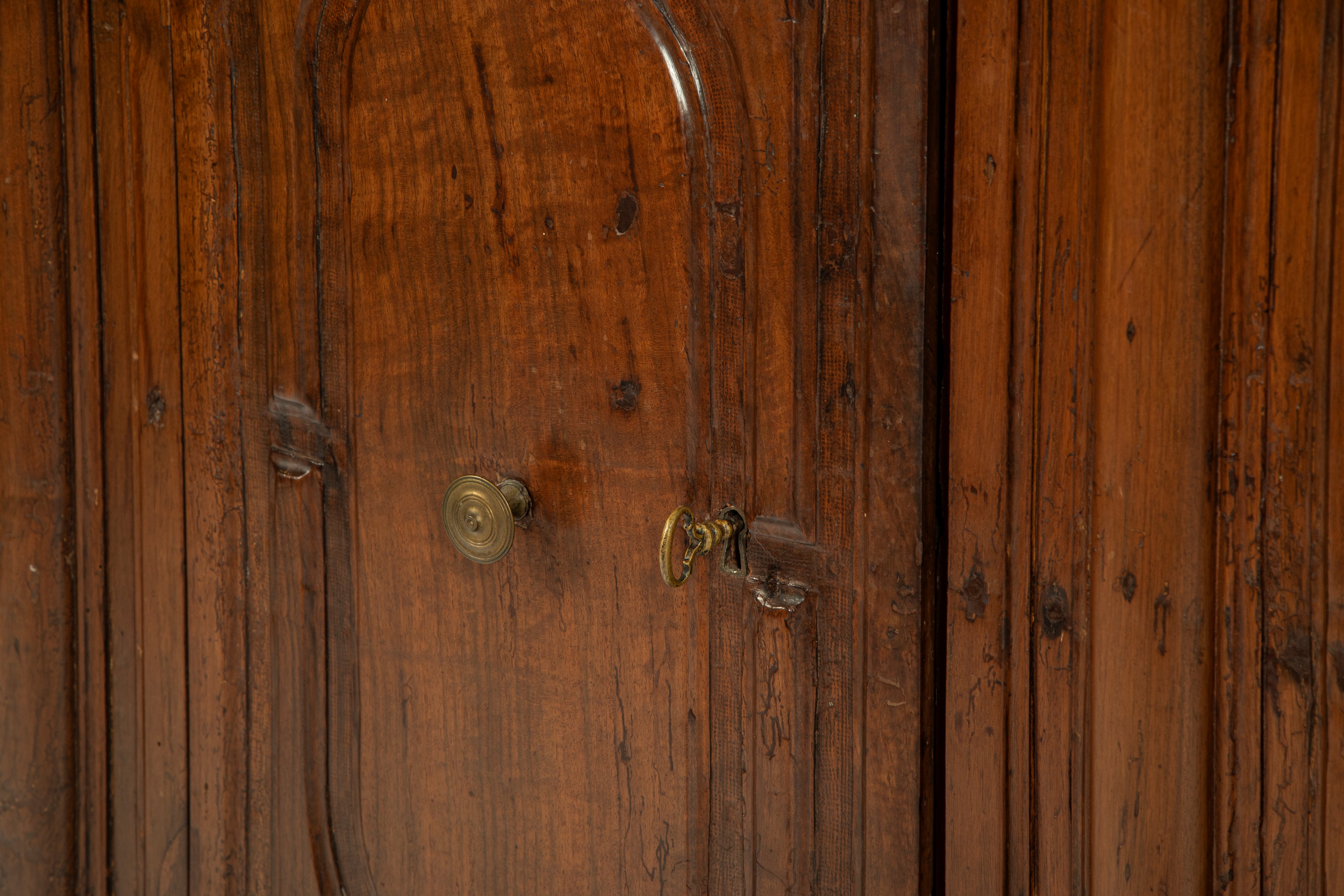 Credenza in noce a due ante e due cassetti pannellati, XVII secolo