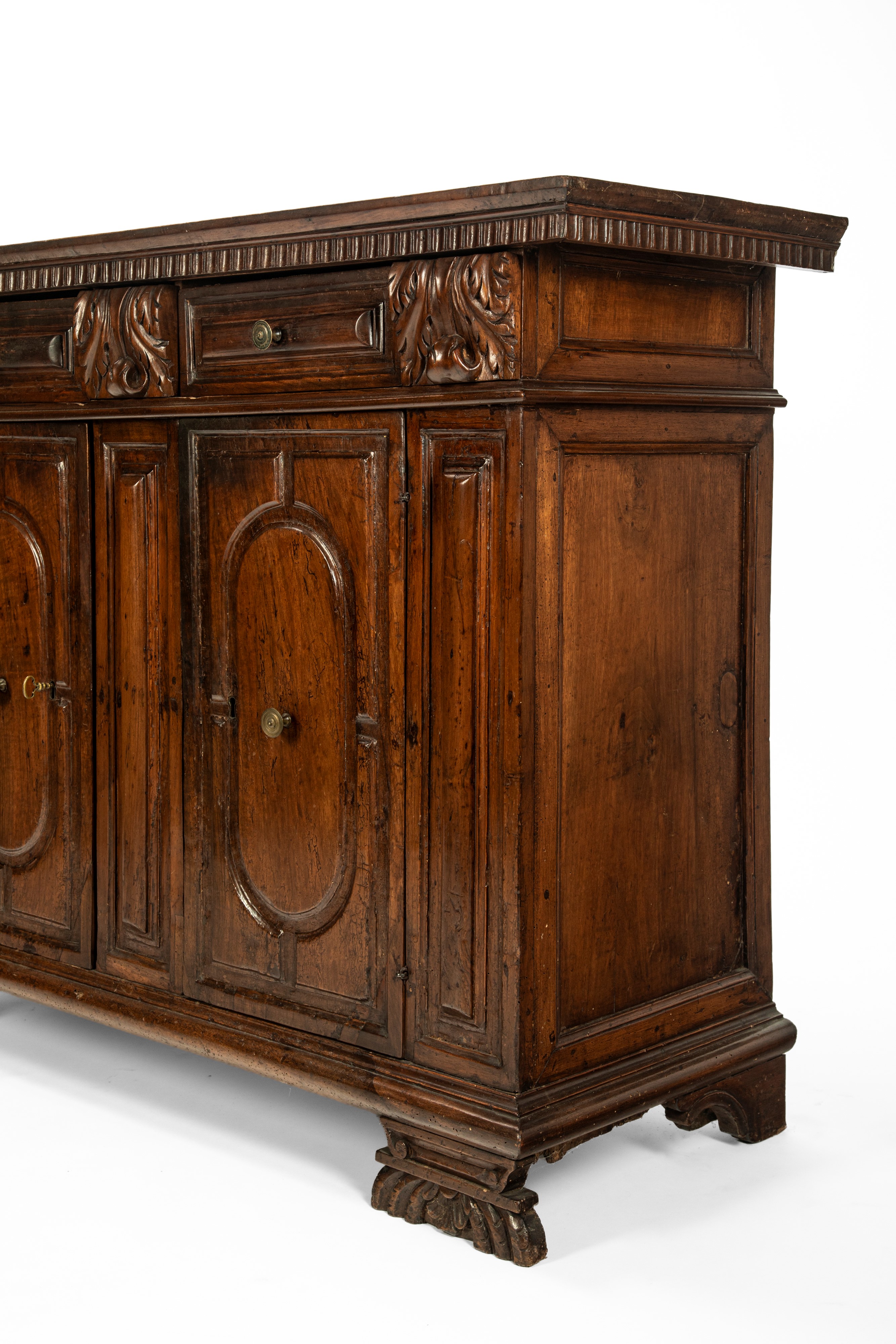 Credenza in noce a due ante e due cassetti pannellati, XVII secolo