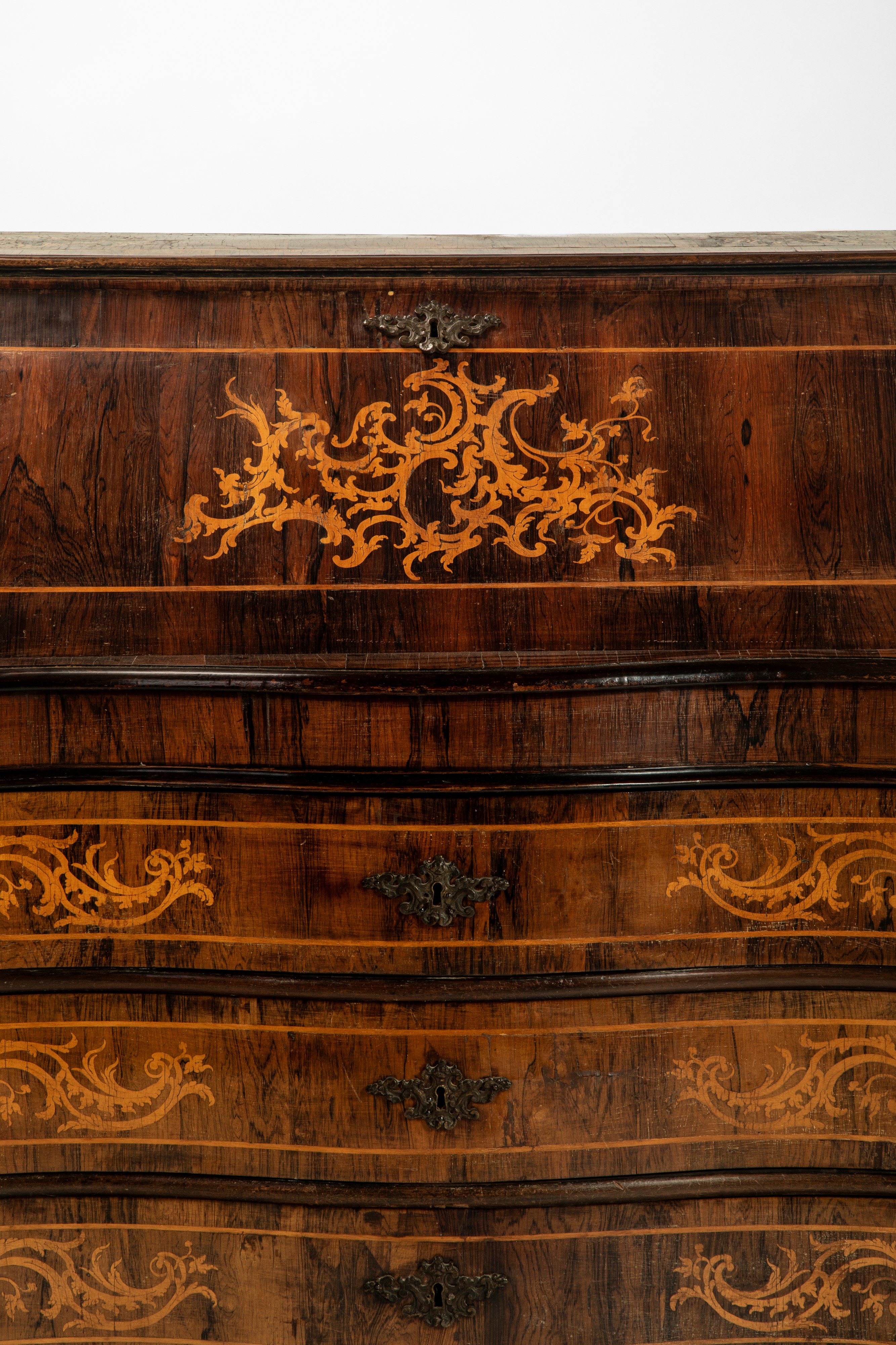 Ribalta in legno, interamente lastronata, filettata e intarsiata a volute fogliate (XVIII secolo)