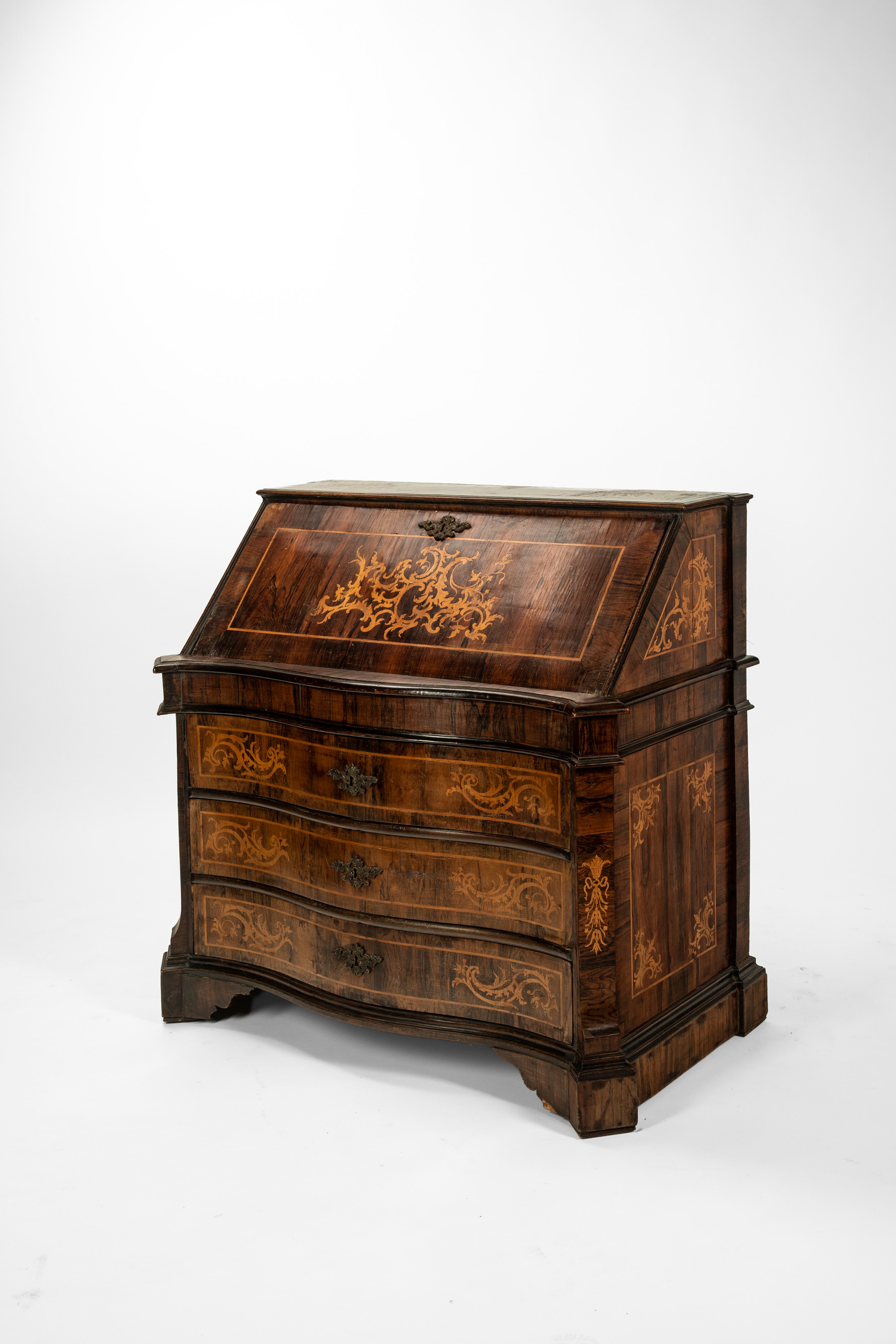 Ribalta in legno, interamente lastronata, filettata e intarsiata a volute fogliate (XVIII secolo)